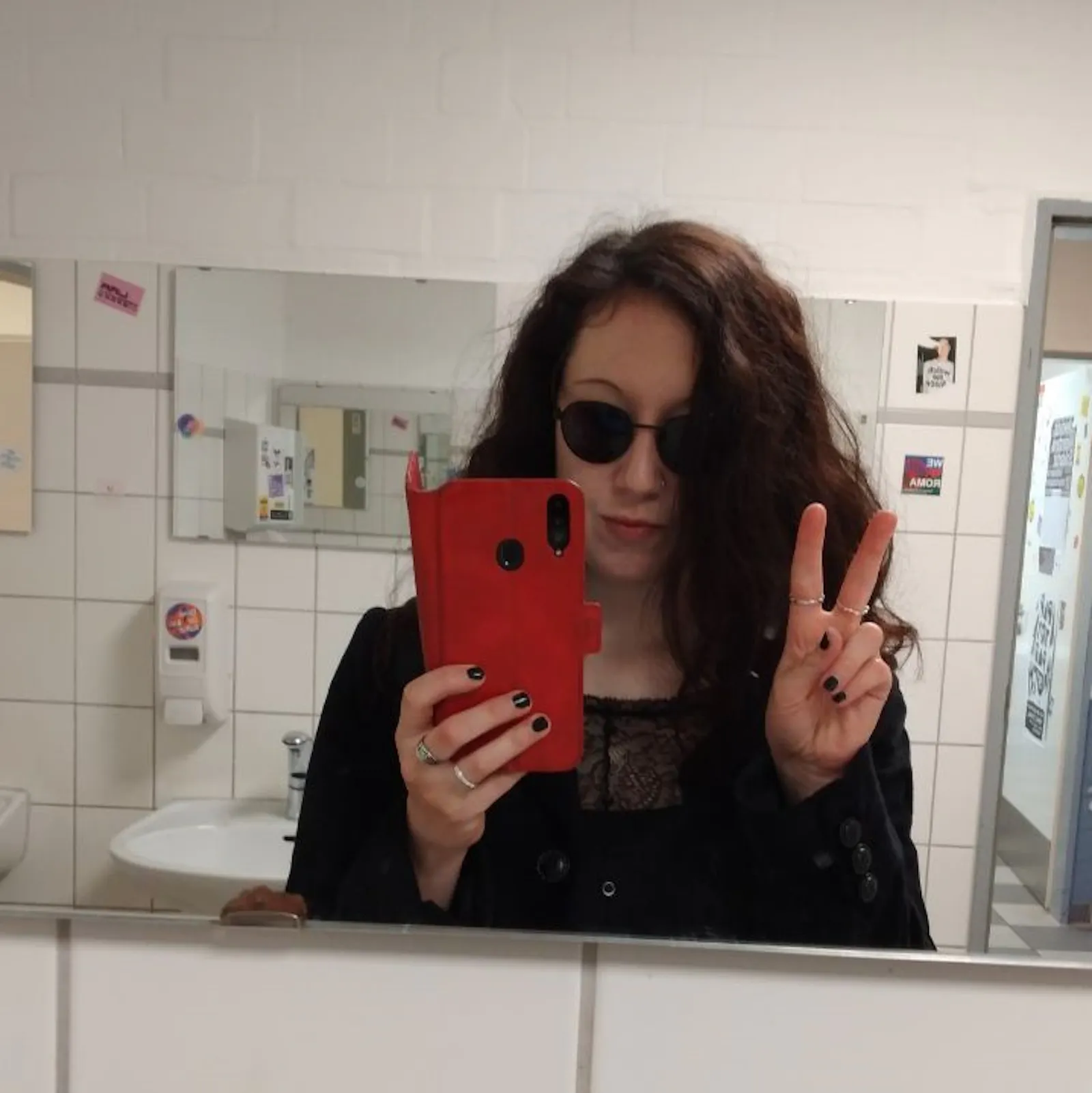 Selfie von mir in Spiegel, Sonnenbrille, offenes Haar, Peace-Zeichen