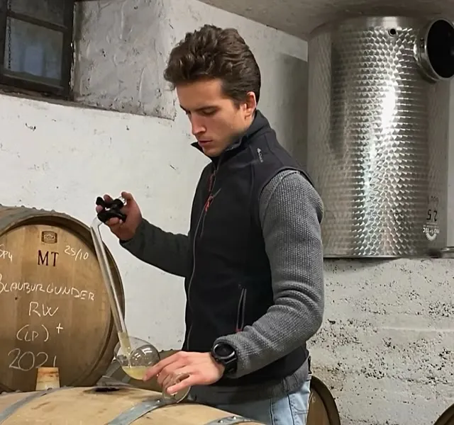 Mattia Bolzan testet Wein im Weinkeller
