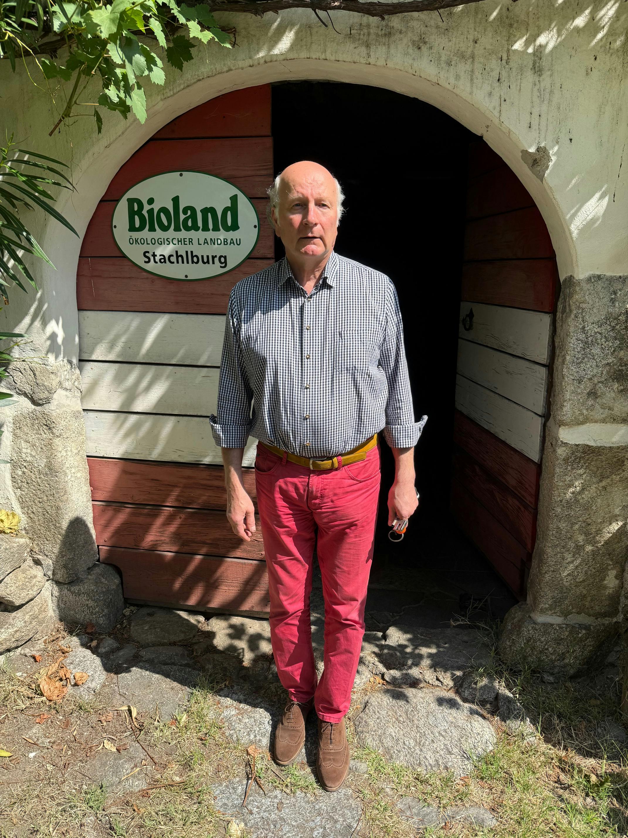 Barin Sigmund von Kripp steht vor dem Eingang zum Weinkeller