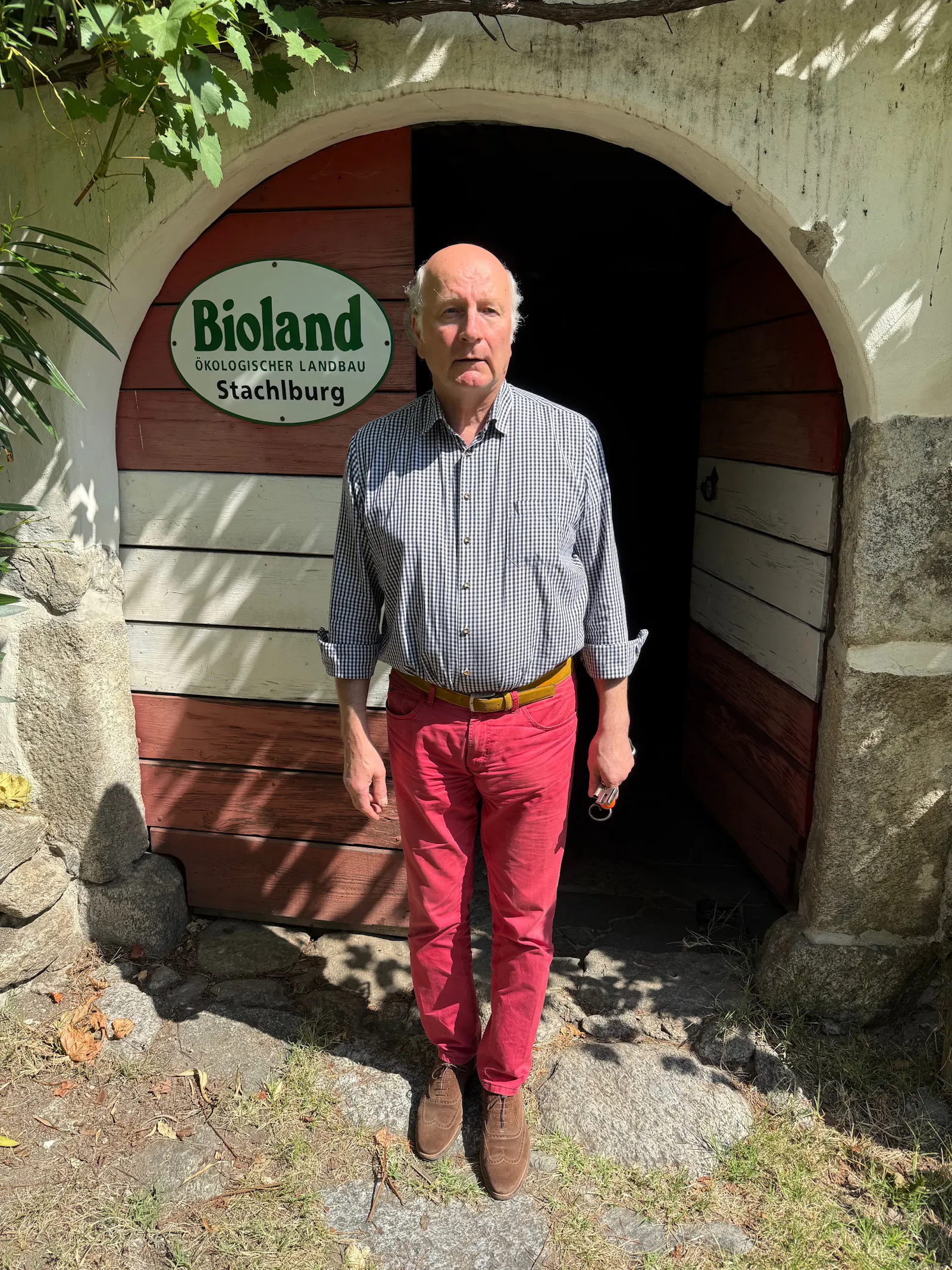 Barin Sigmund von Kripp steht vor dem Eingang zum Weinkeller