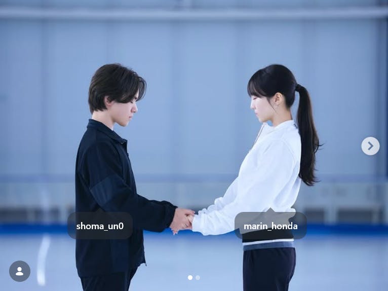Marin Honda und Shoma Uno halten sich an den Händen