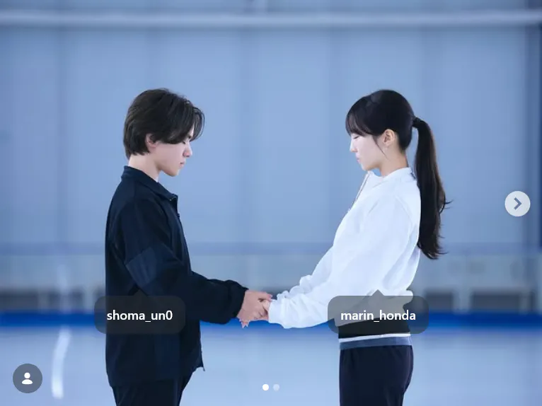 Marin Honda und Shoma Uno halten sich an den Händen
