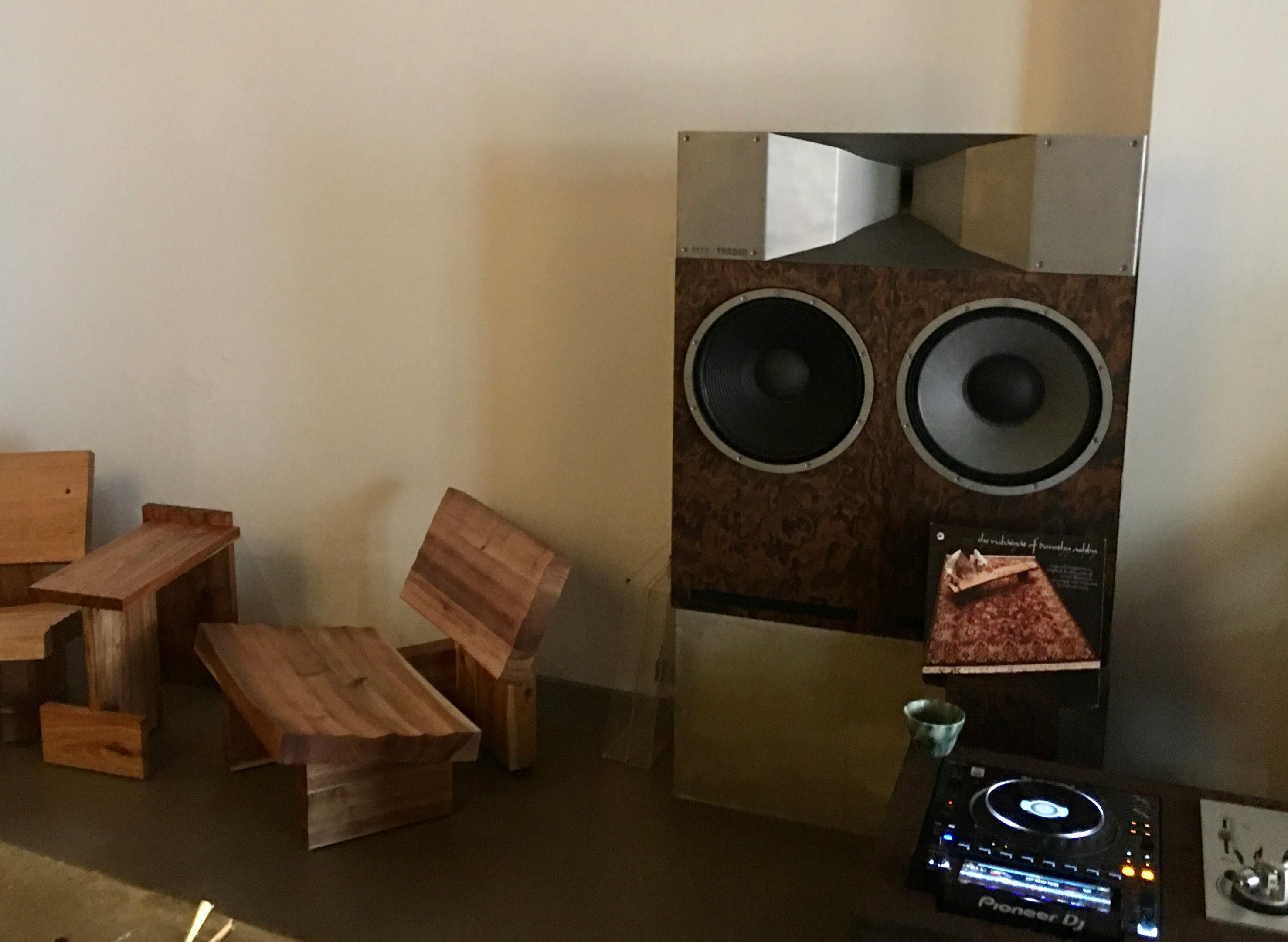 Lautsprecherboxen, Plattenspieler, Sitzgelegenheiten