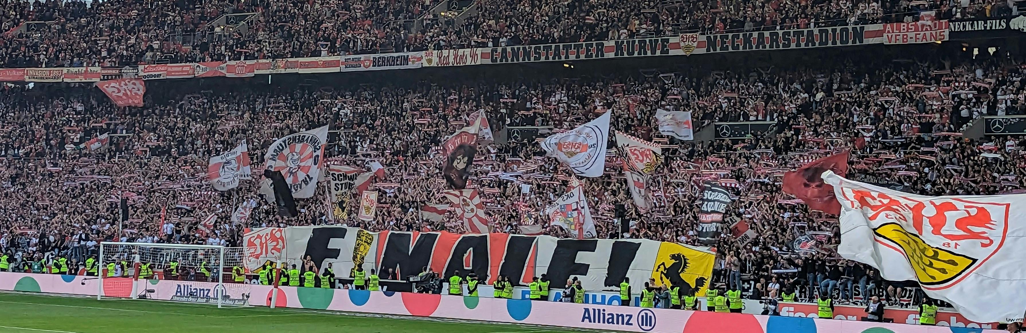 Die VfB-Fans in der Cannstatter Kurve hoffen auf das Finale im DFB-Pokal. Aber vorher muss erst Eintracht Frankfurt besiegt werden. Foto: Jürgen Brand
