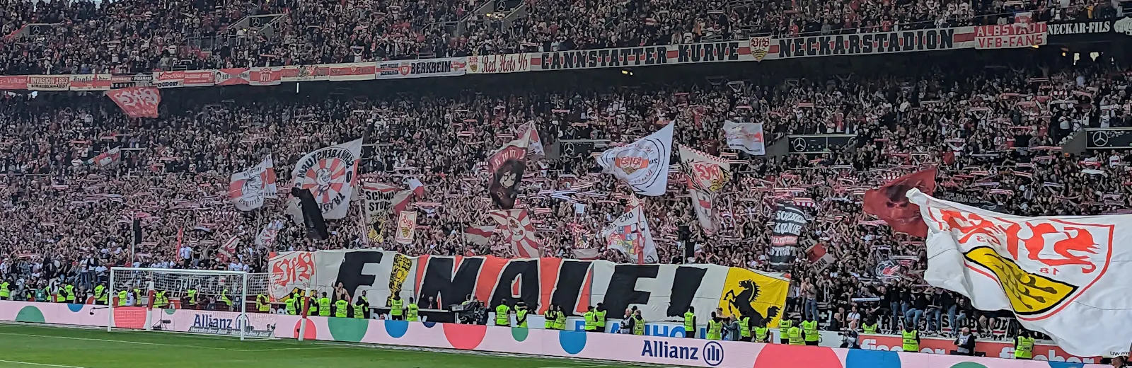 Die VfB-Fans in der Cannstatter Kurve hoffen auf das Finale im DFB-Pokal. Aber vorher muss erst Eintracht Frankfurt besiegt werden. Foto: Jürgen Brand