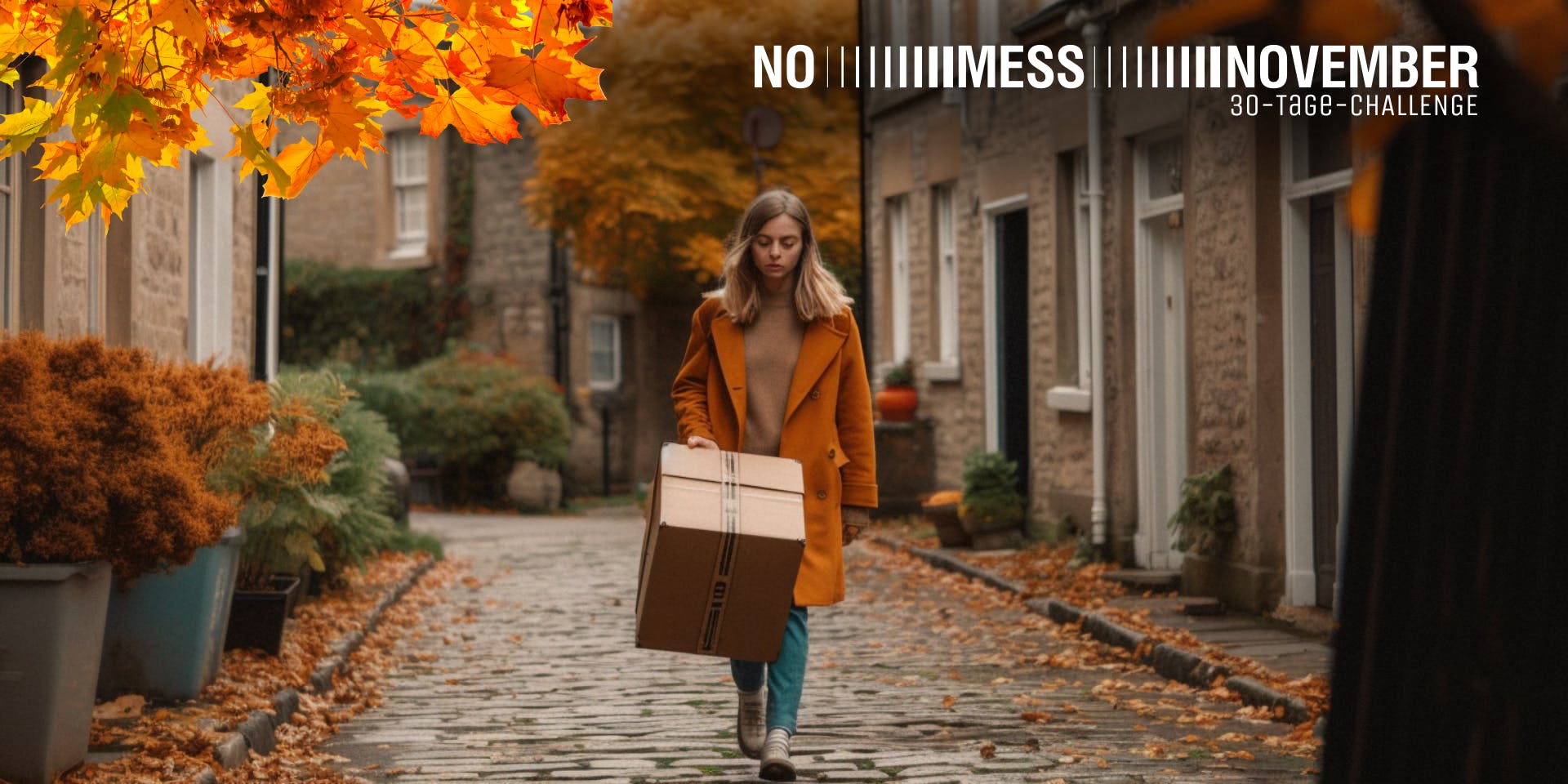 No Mess November - 30-Tage-Challenge: Eine junge Frau trägt einen Karton durch die laubbedeckten Straßen.