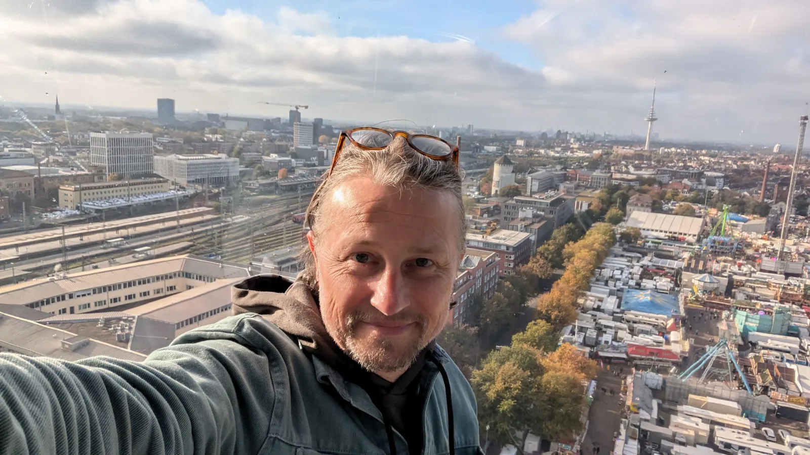 Ein Selfie von mir, das ich mit dem Handy aufgenommen habe. Tief unter mir sieht man den Bremer Freimarkt und Teile der Bremer Skyline.