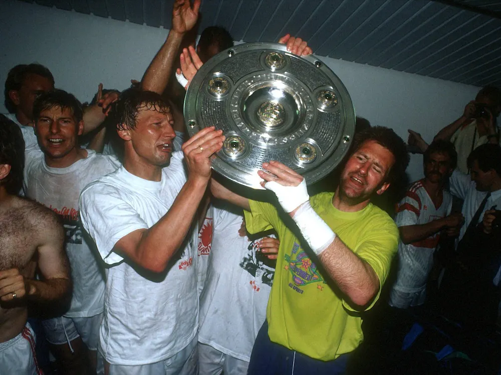 Guido Buchwald (hier mit Eike Immel) beim Titelgewinn 1992. Foto: Imago / Werek