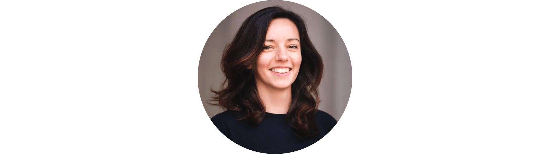 Tine Heni engagiert sich beim Netzwerk Klimajournalismus in der AG Nachwuchs, die sie mitgegründet hat. Auf dem Foto lacht Tine, sie hat dunkles etwa schulterlanges, welliges Haar.