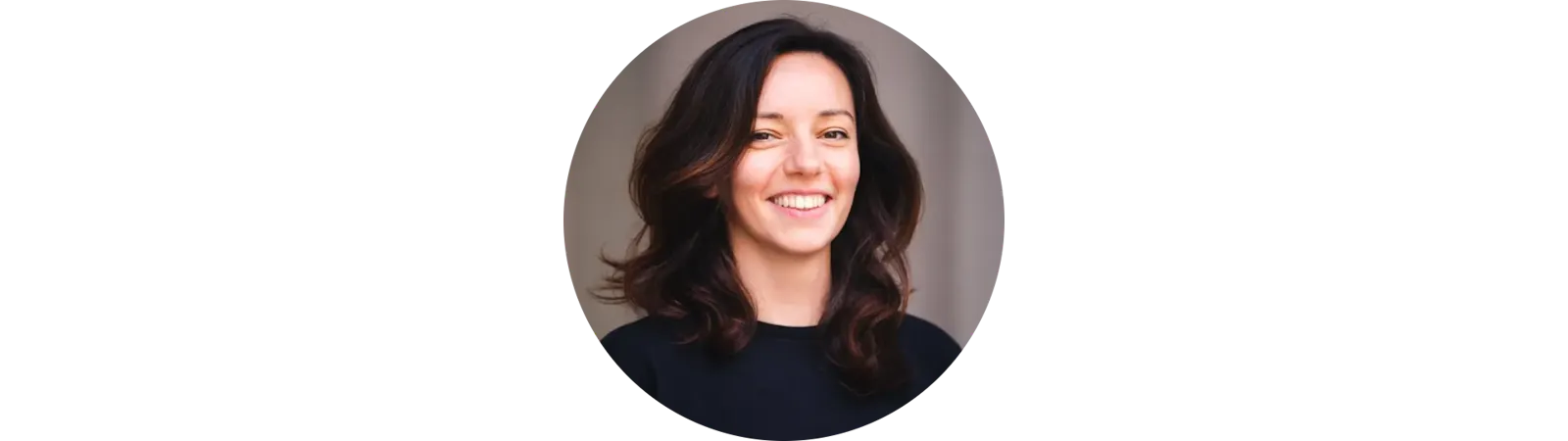 Tine Heni engagiert sich beim Netzwerk Klimajournalismus in der AG Nachwuchs, die sie mitgegründet hat. Auf dem Foto lacht Tine, sie hat dunkles etwa schulterlanges, welliges Haar.