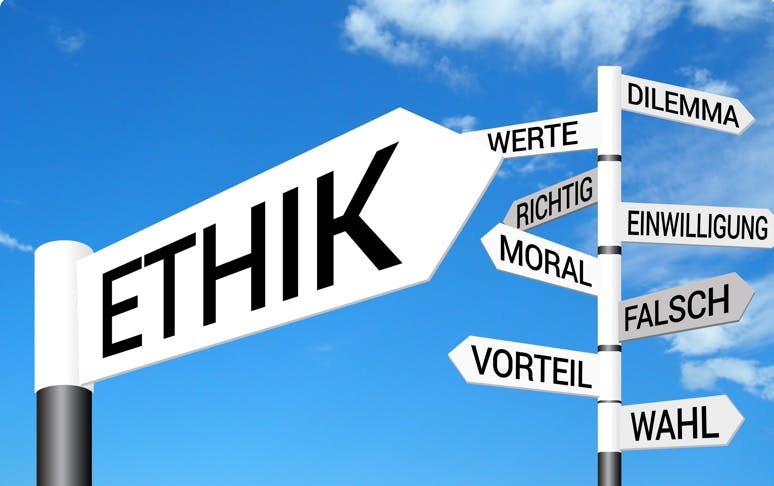 blauer Hintergrund, davor verschiedene Wegweiser, die u.a. beschriftet sind mit "Ethik", "Werte", "Dilemma", "Moral", "richtig", "falsch", "Wahl"
alle zeigen in unterschiedliche Richtungen