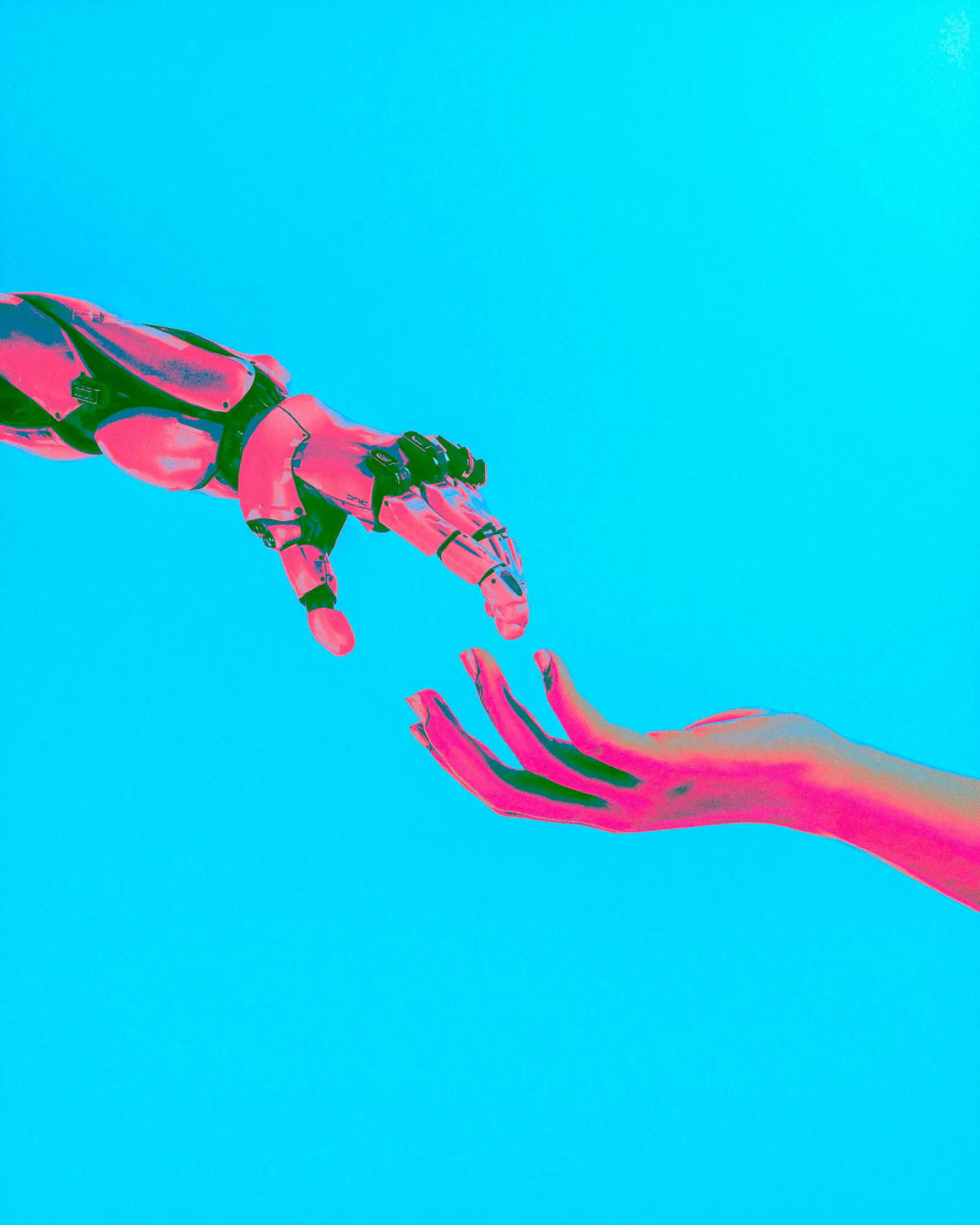 Zwei Hände nähern sich einander an, ähnlich wie bei Michelangelos "Die Erschaffung Adams". Beide Hände sind grün-pink. Eine ist menschlich, die andere gehört zu einem Roboter. Der Hintergrund ist blau.