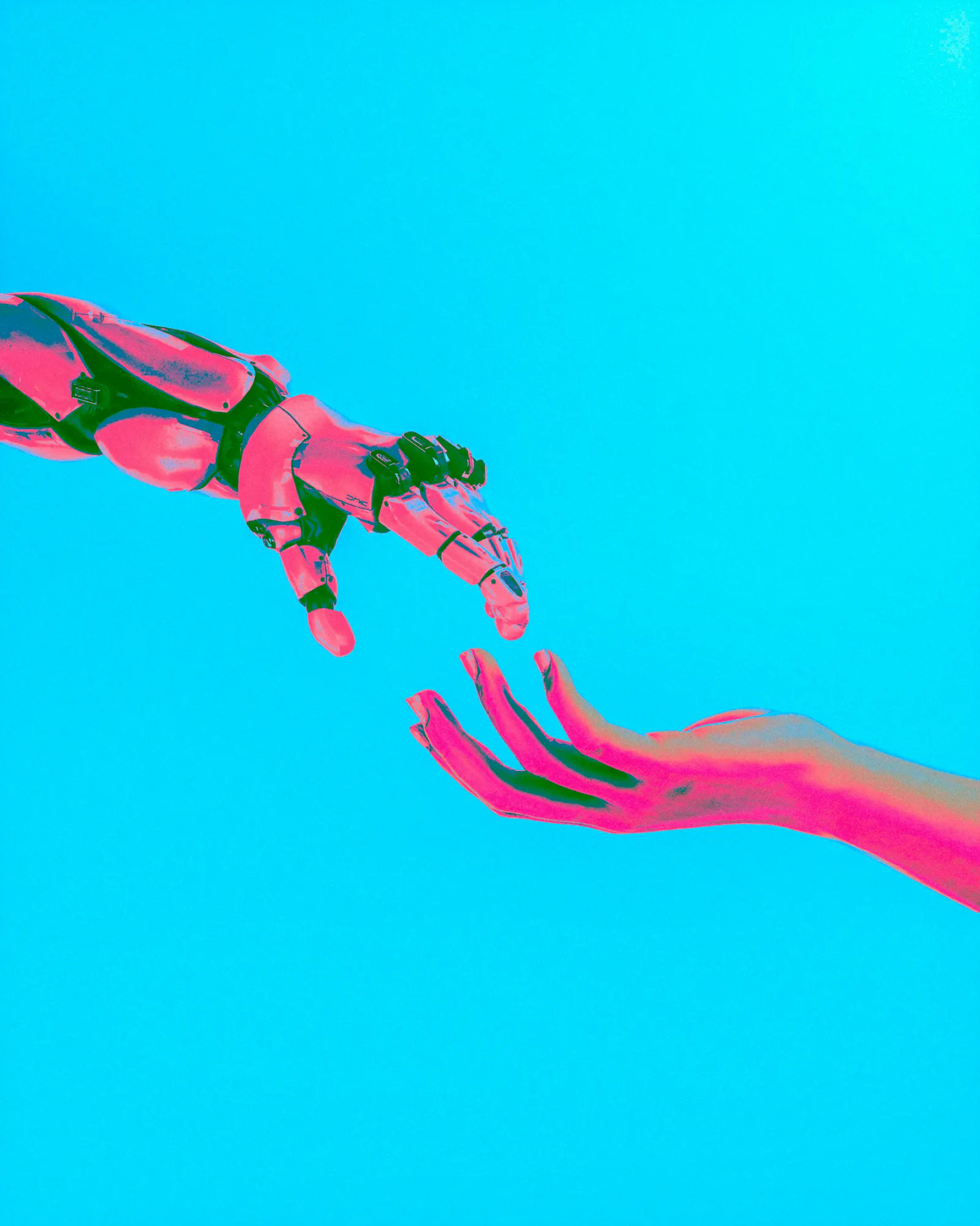 Zwei Hände nähern sich einander an, ähnlich wie bei Michelangelos "Die Erschaffung Adams". Beide Hände sind grün-pink. Eine ist menschlich, die andere gehört zu einem Roboter. Der Hintergrund ist blau.