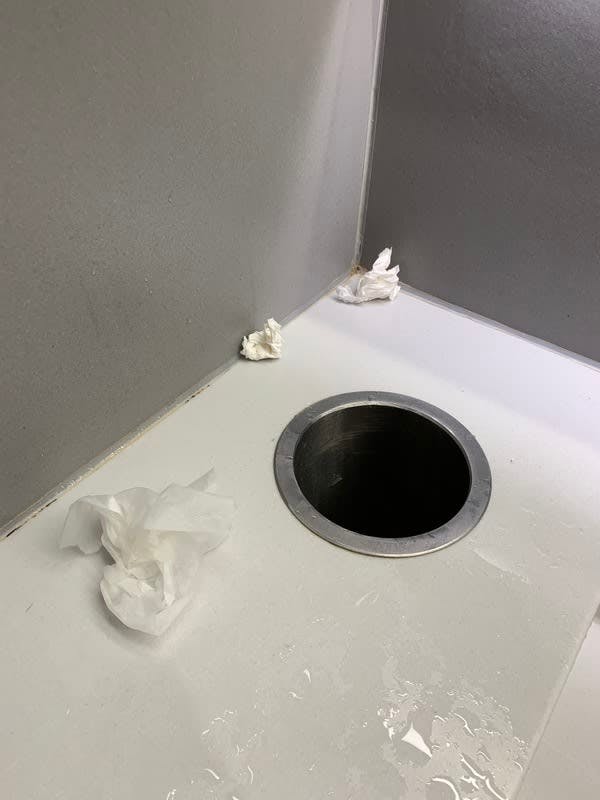 Aeroporto di Atene (ma potrebbe essere quello di Bologna. O di Parigi. Forse non quello di Oslo)