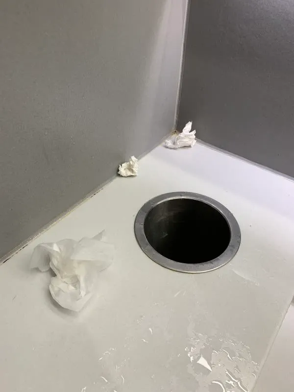 Aeroporto di Atene (ma potrebbe essere quello di Bologna. O di Parigi. Forse non quello di Oslo)