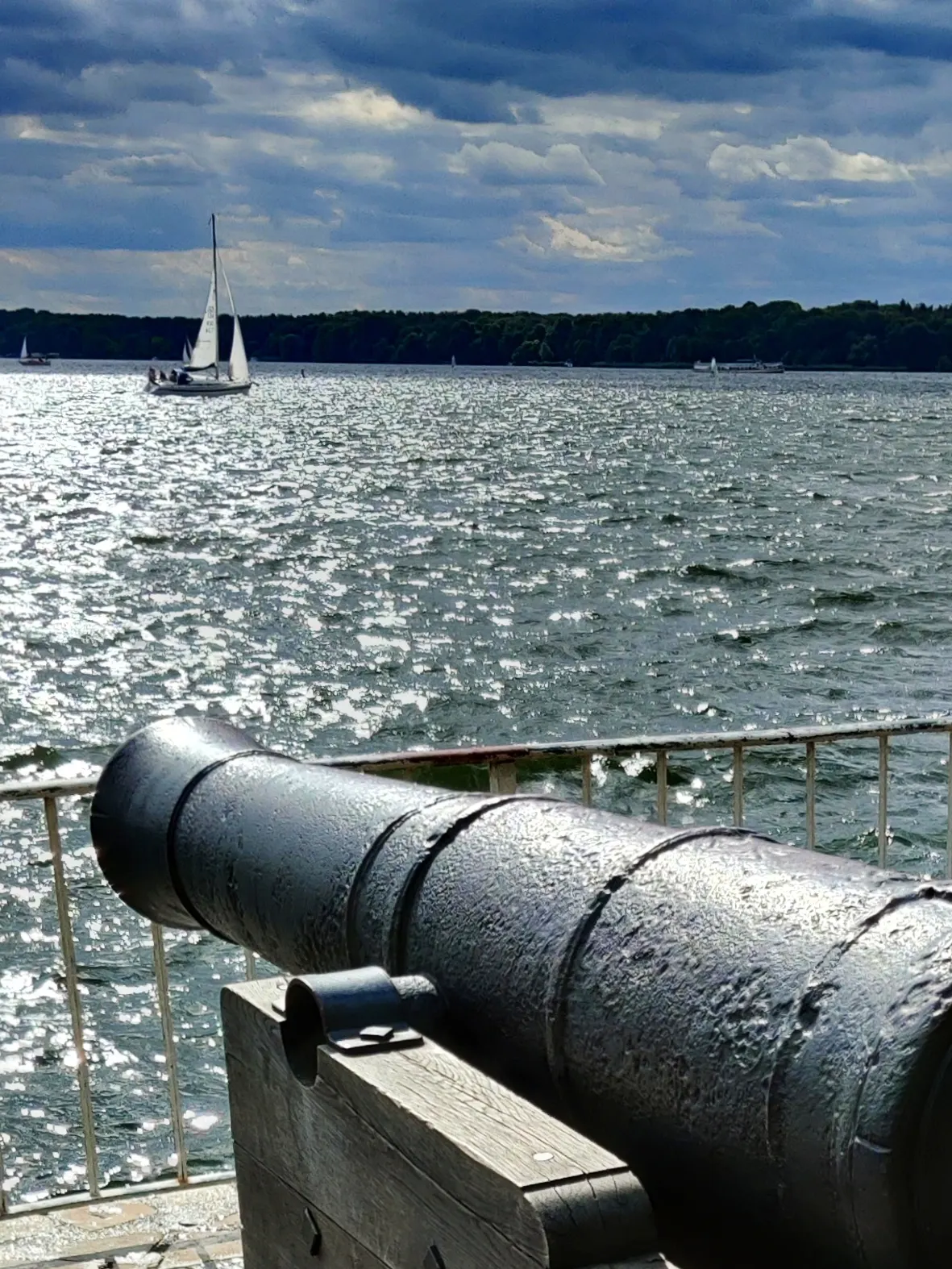 Mitunter braucht es auch mal schweres Geschütz, wenn die Segel gesetzt werden sollen. Hier eine alte englische Kanone, die auf den Tegeler See in Berlin zu zielen scheint. ((c) Falk Steiner 2025)