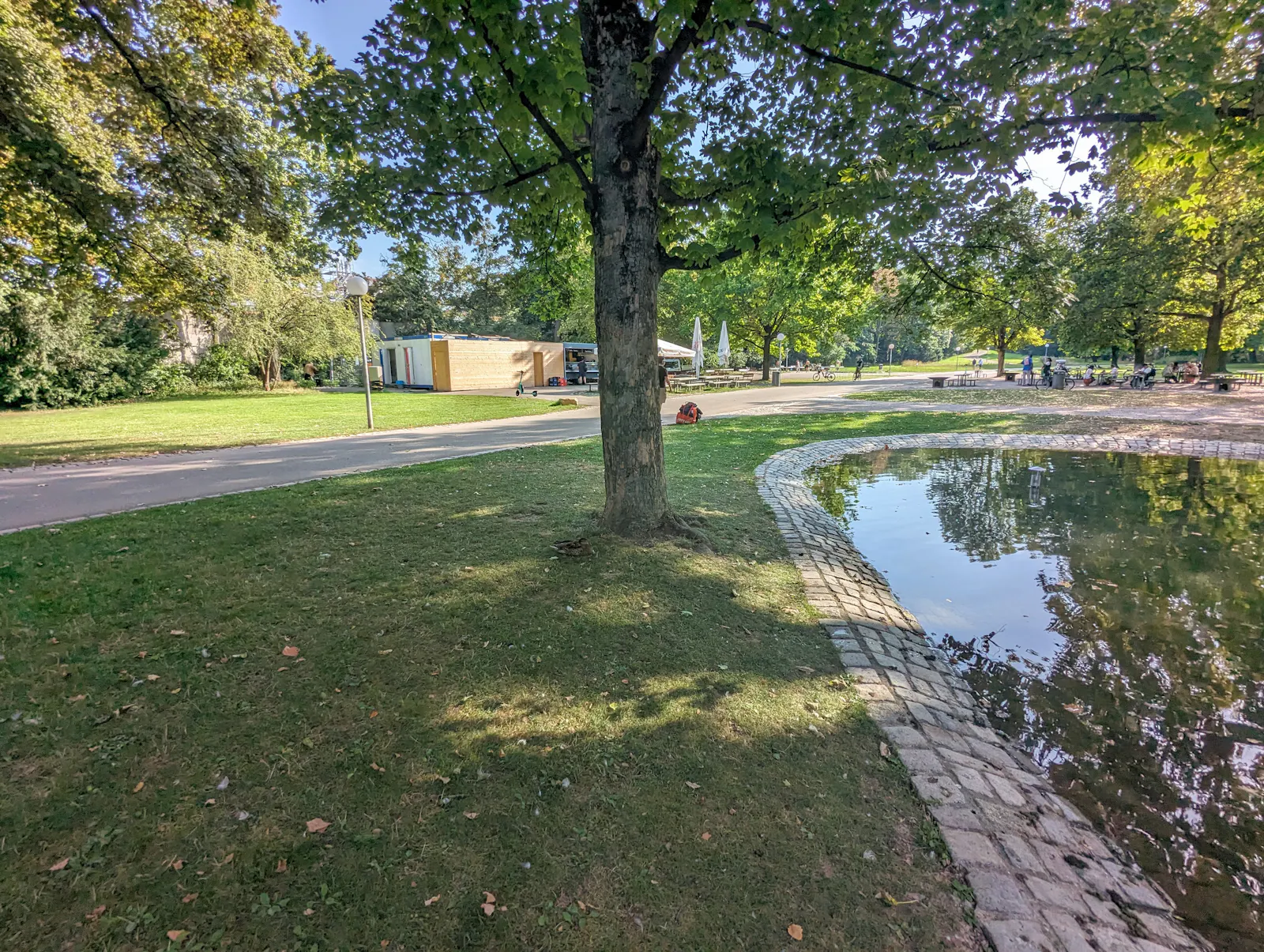 Das Provisorium mit Toiletten-Containern, Imbisswagen und Holzverkleidung am Grillplatz im Unteren Schlossgarten. Foto: Jürgen Brand