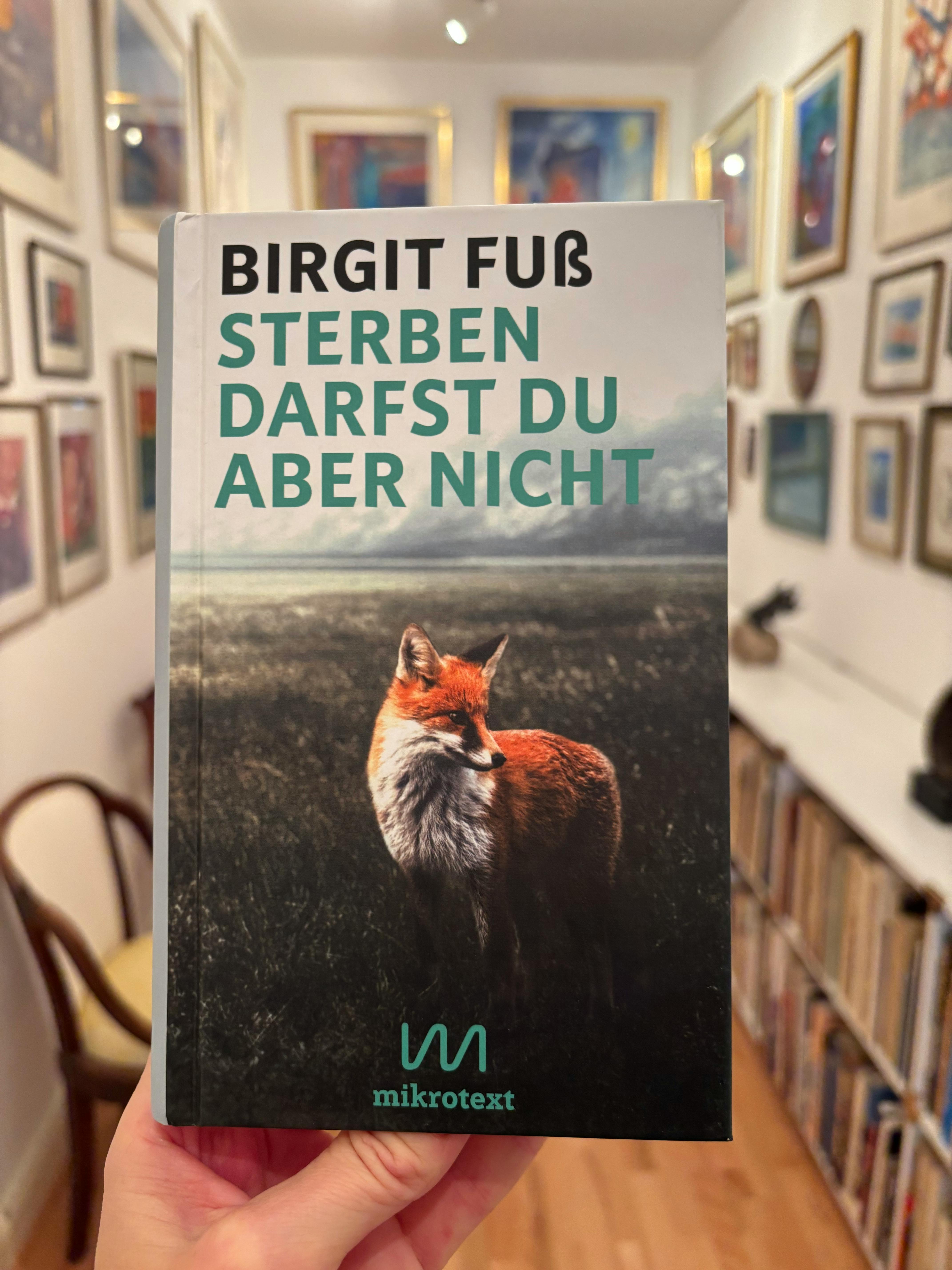 Cover von "Sterben darfst du aber nicht" mit einer Füchsin auf einer Wiese.