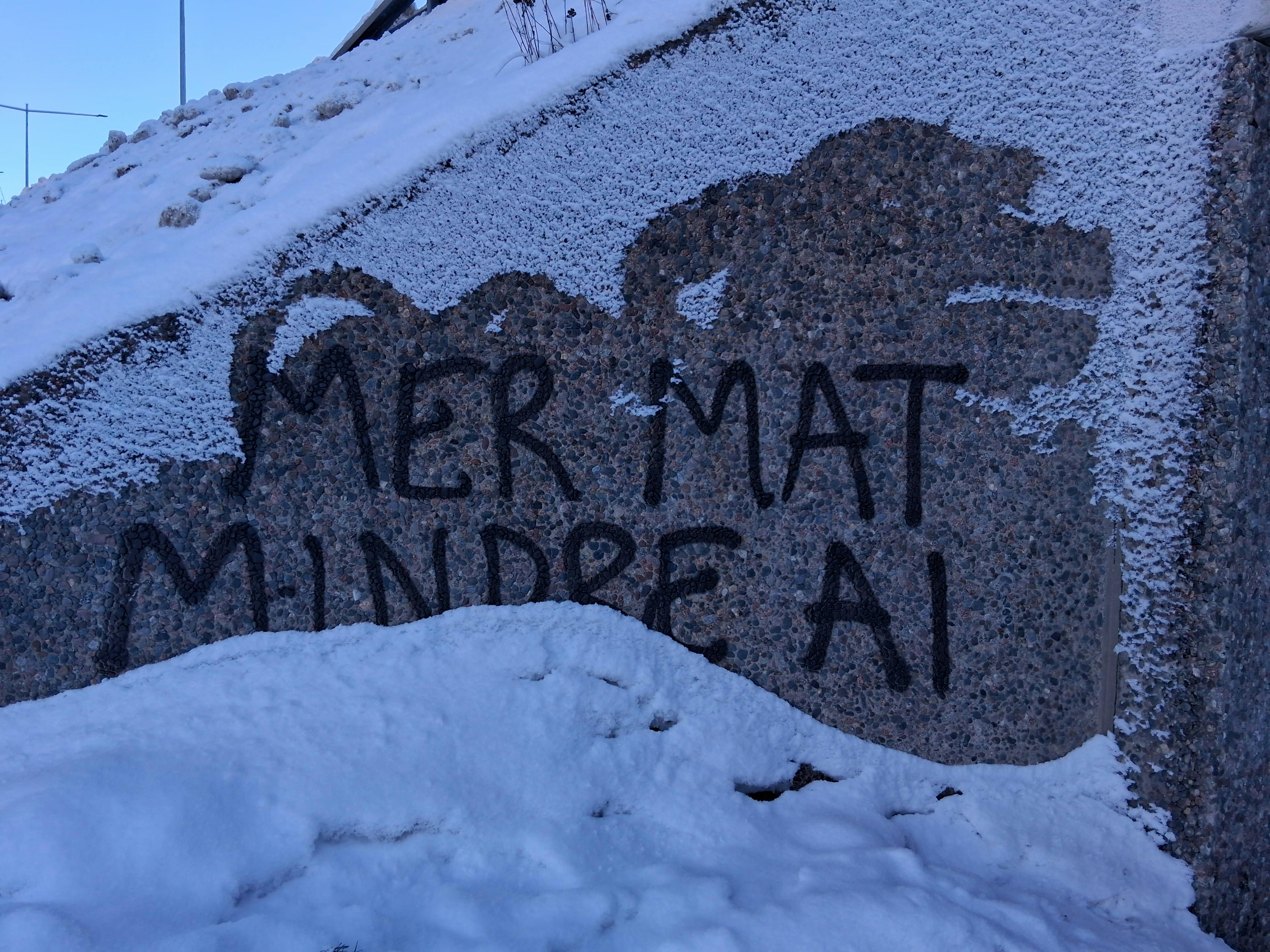 Schrift an einer Wand: MER MAT, MINDRE AI