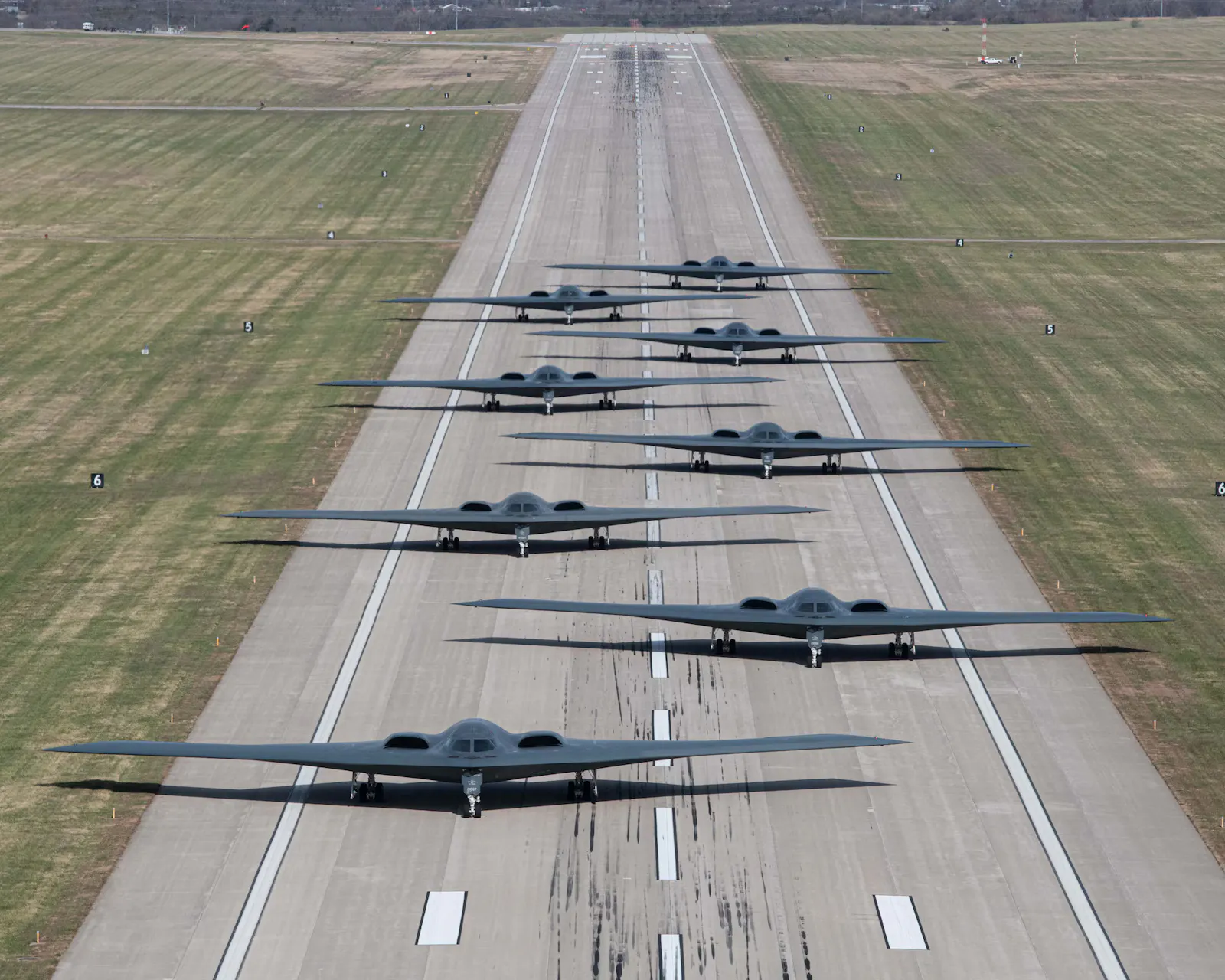 Acht B-2 auf der Startbahn der Whitman Base.