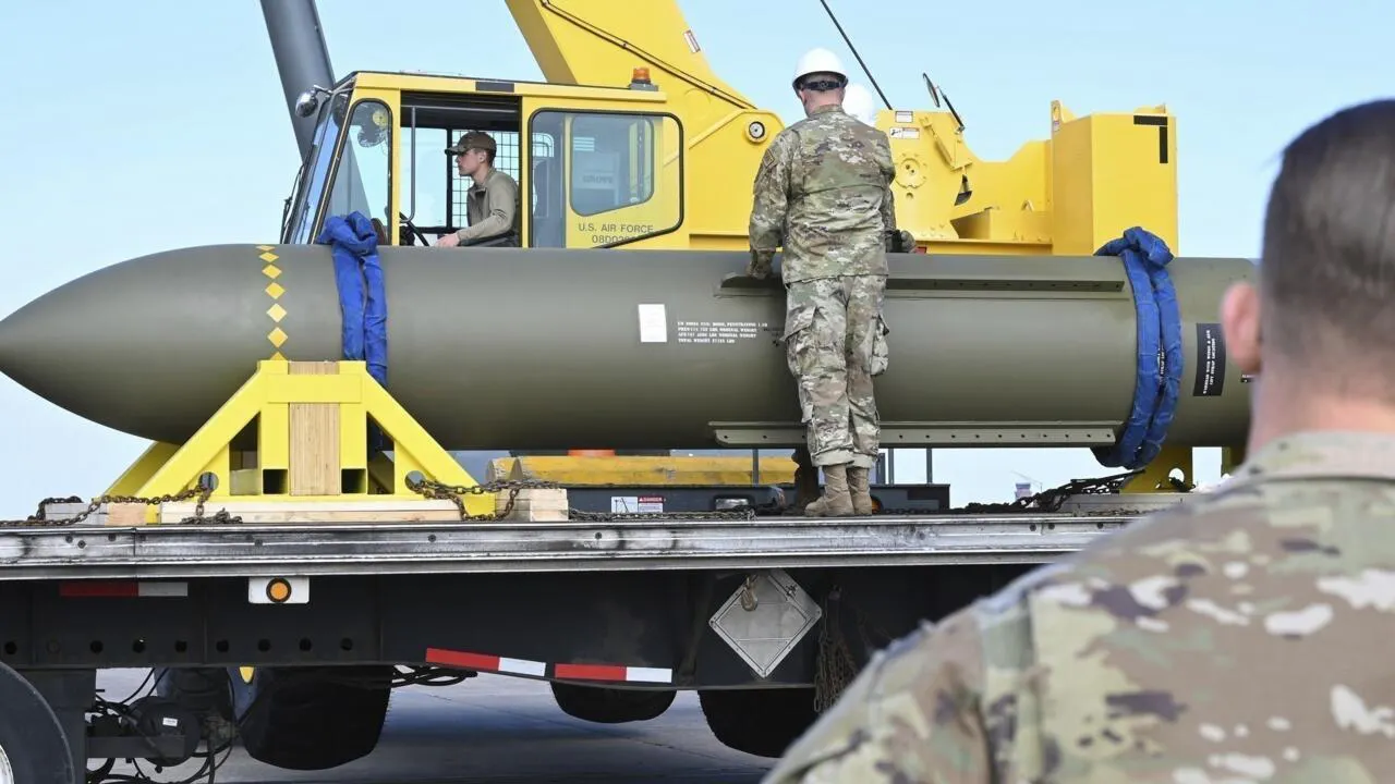 GBU-57 beim Verladen.