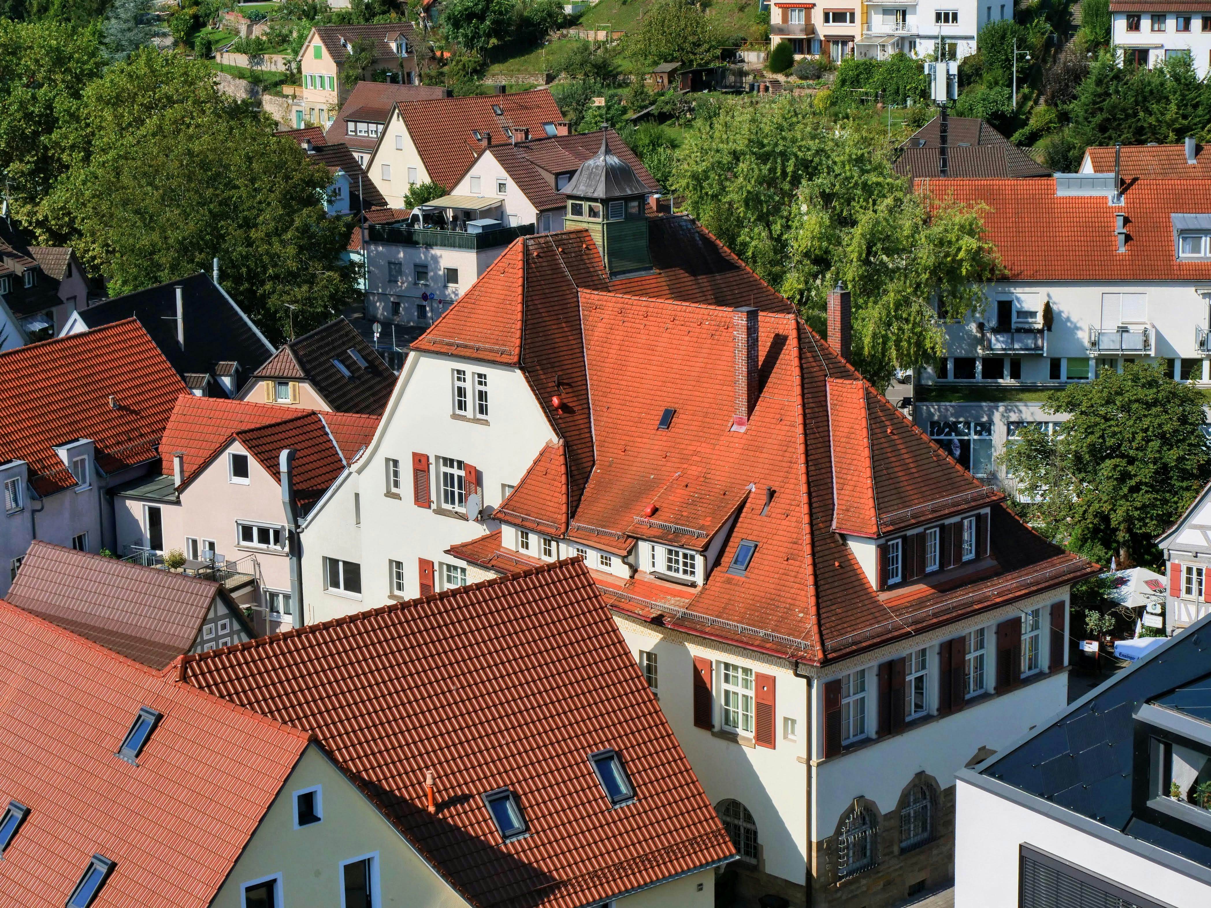 Der Knausbira-Sonntag wird am Bezirksrathaus in Stuttgart-Hedelfingen eröffnet. Foto: Jürgen Brand