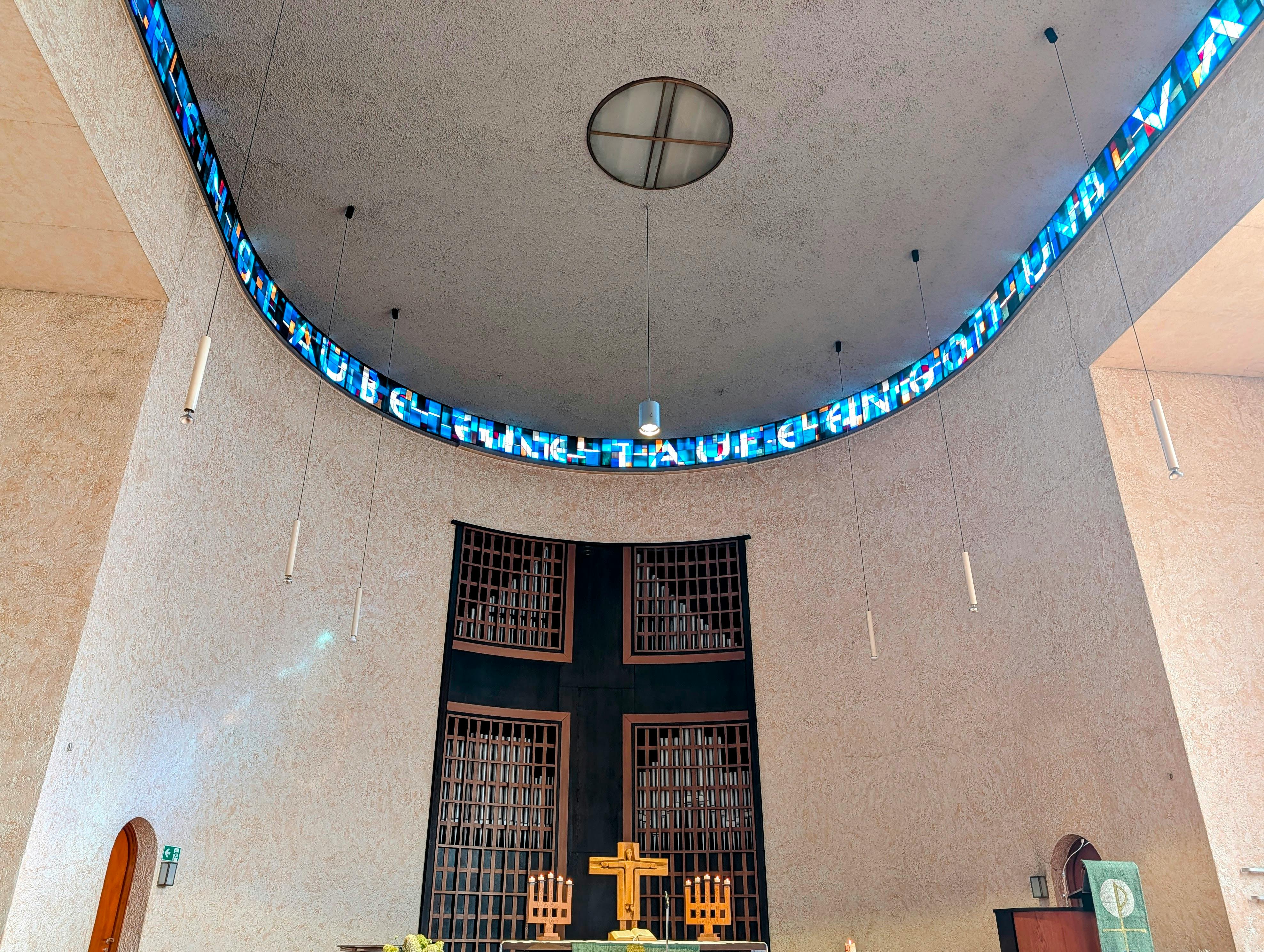 Die Architektur der Kreuzkirche ist eine Besonderheit in Württemberg. Foto: Jürgen Brand