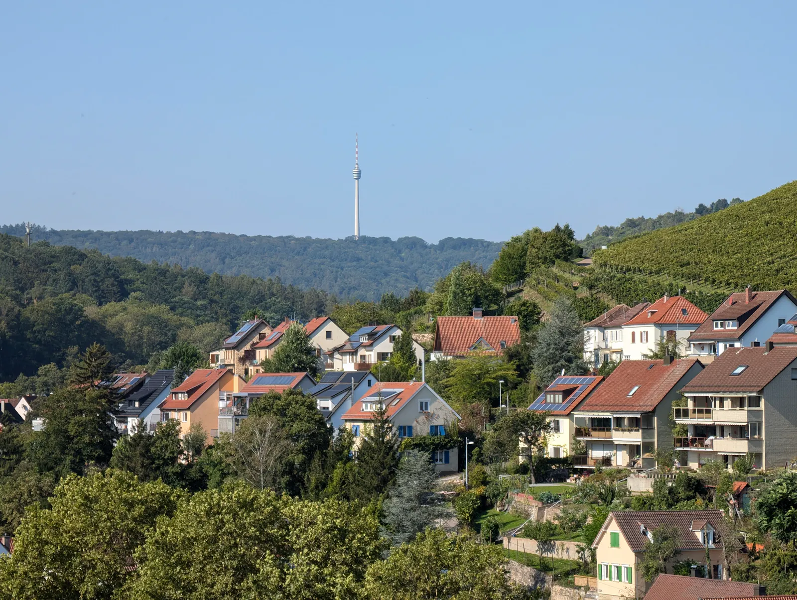 Vom Turm der Kreuzkirche in Stuttgart-Hedelfingen eröffnen sich viele neue Perspektiven in alle Richtungen, auch bis zum Stuttgarter Fernsehturm. Foto: Jürgen Brand