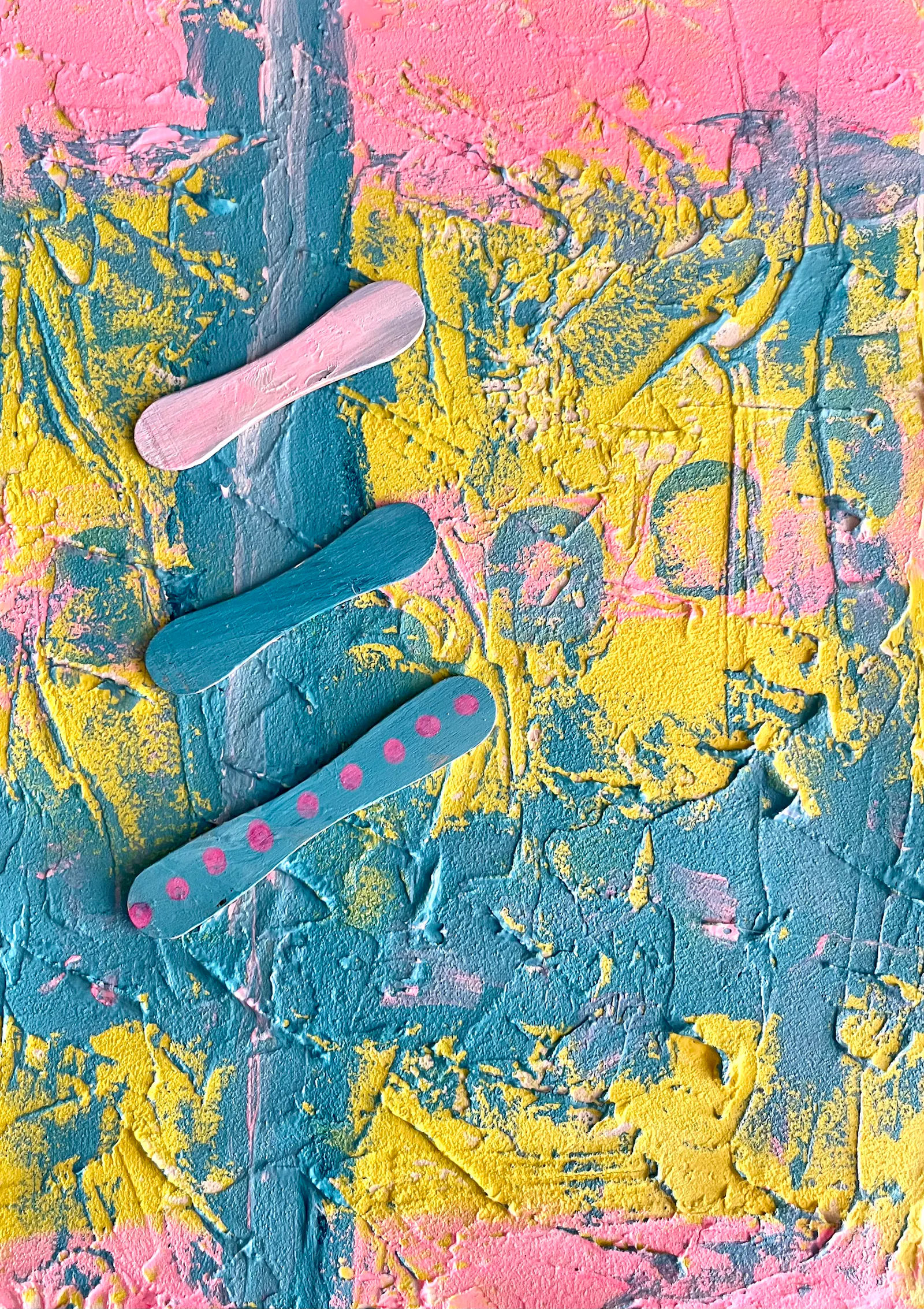 abstraktes Bild in Gelb, Türkis und Pink