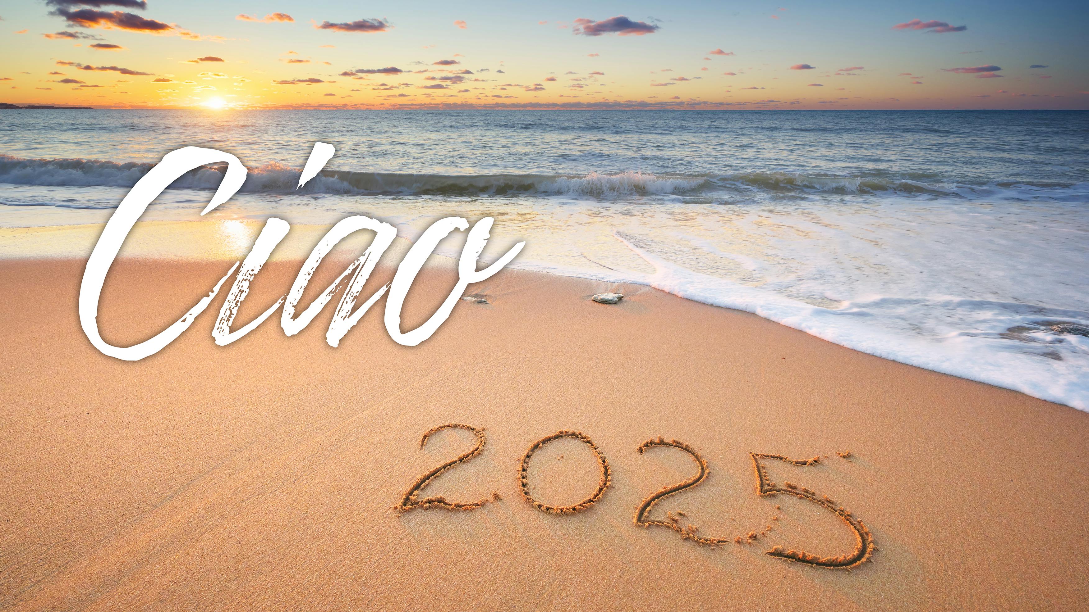 Ein Strand, an dem die Jahreszahl 2025 in den Sand geschrieben steht. Davor wurde das Wort "Ciao" digital eingefügt. Im Hintergrund geht die Sonne über dem offenen Meer unter.