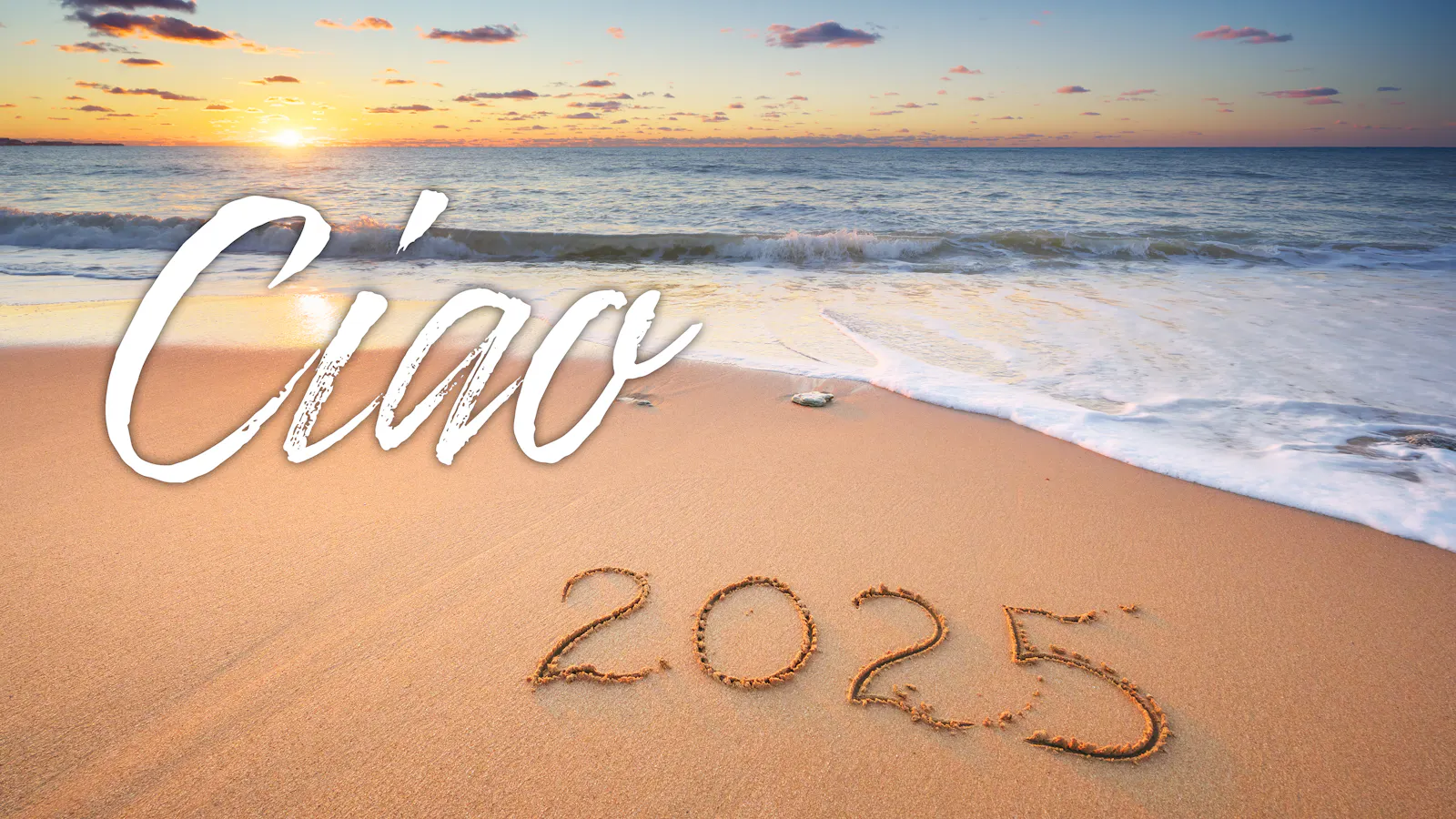 Ein Strand, an dem die Jahreszahl 2025 in den Sand geschrieben steht. Davor wurde das Wort "Ciao" digital eingefĂźgt. Im Hintergrund geht die Sonne Ăźber dem offenen Meer unter.