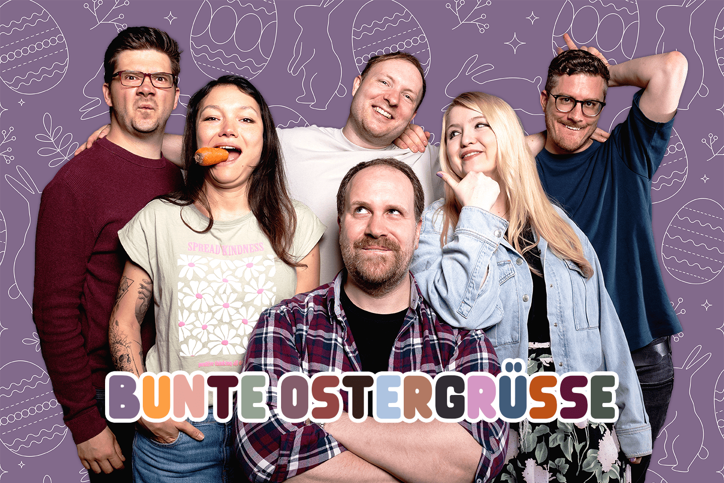 Gruppenfoto der Dice Actors vor einem lila Hintergrund mit Ostereiern und Hasen. Von links nach rechts: Patze, Rubi (mit einer Möhre im Mund), Kelly, Rieke, Tim – der sich Hasenohren formt – und vorne Alex, der entspannt vor dem bunten Schriftzug „Bunte Ostergrüße" sitzt.