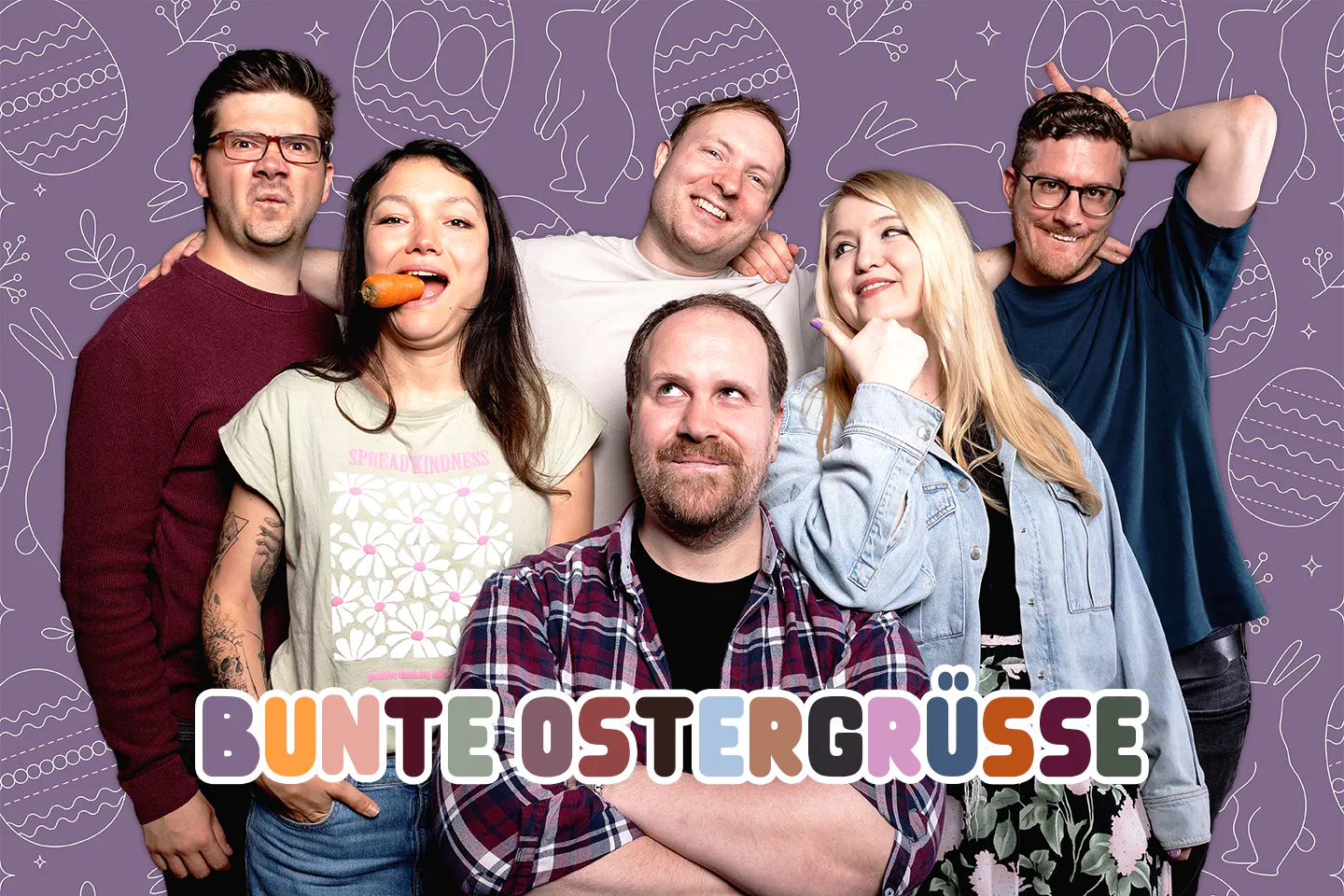 Gruppenfoto der Dice Actors vor einem lila Hintergrund mit Ostereiern und Hasen. Von links nach rechts: Patze, Rubi (mit einer Möhre im Mund), Kelly, Rieke, Tim – der sich Hasenohren formt – und vorne Alex, der entspannt vor dem bunten Schriftzug „Bunte Ostergrüße" sitzt.
