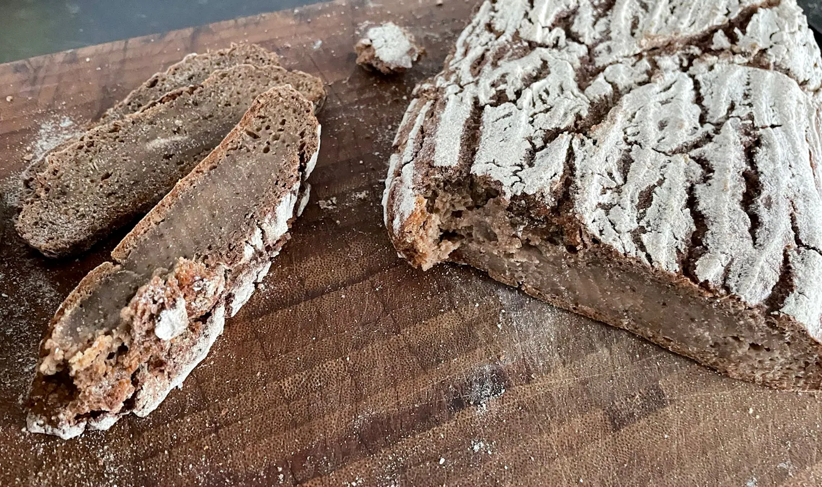 Roggen-Dinkel-Vollkornmischbrot mit klitschiger Krume.