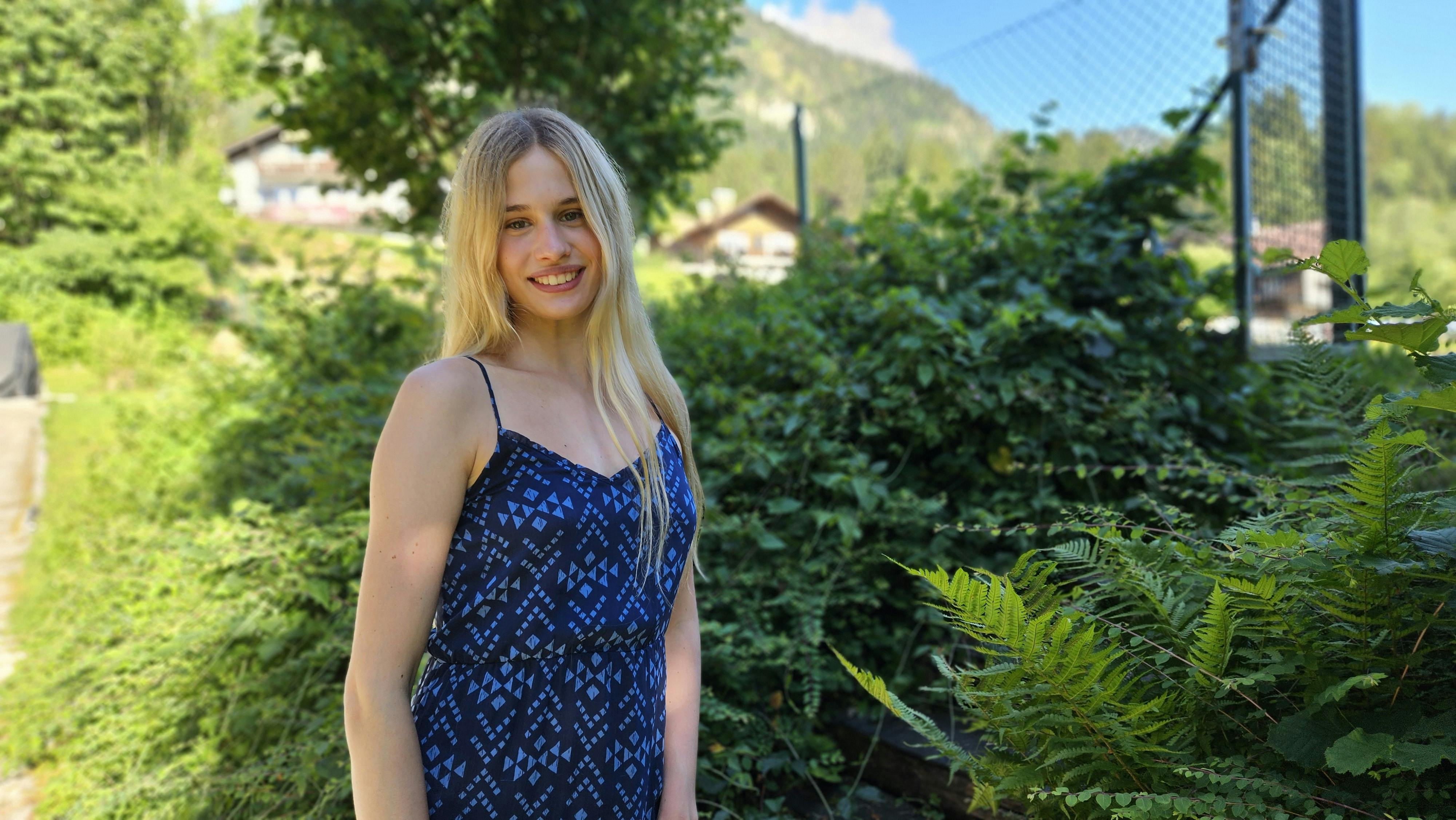 Kimmy Repond vor der Eishalle in Oberstdorf