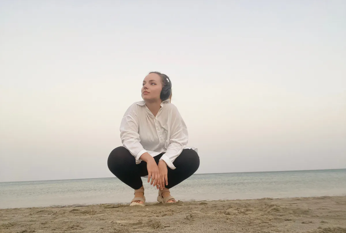 Josephine Bastian (Cellistin) mit Kopfhörern am Strand