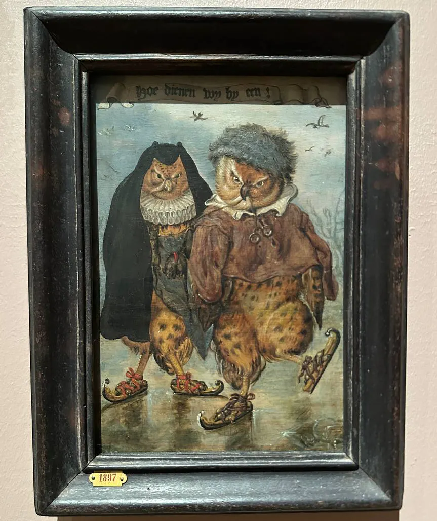 Zwei Eulen in Winterkleidung, die Schlittschuh laufen