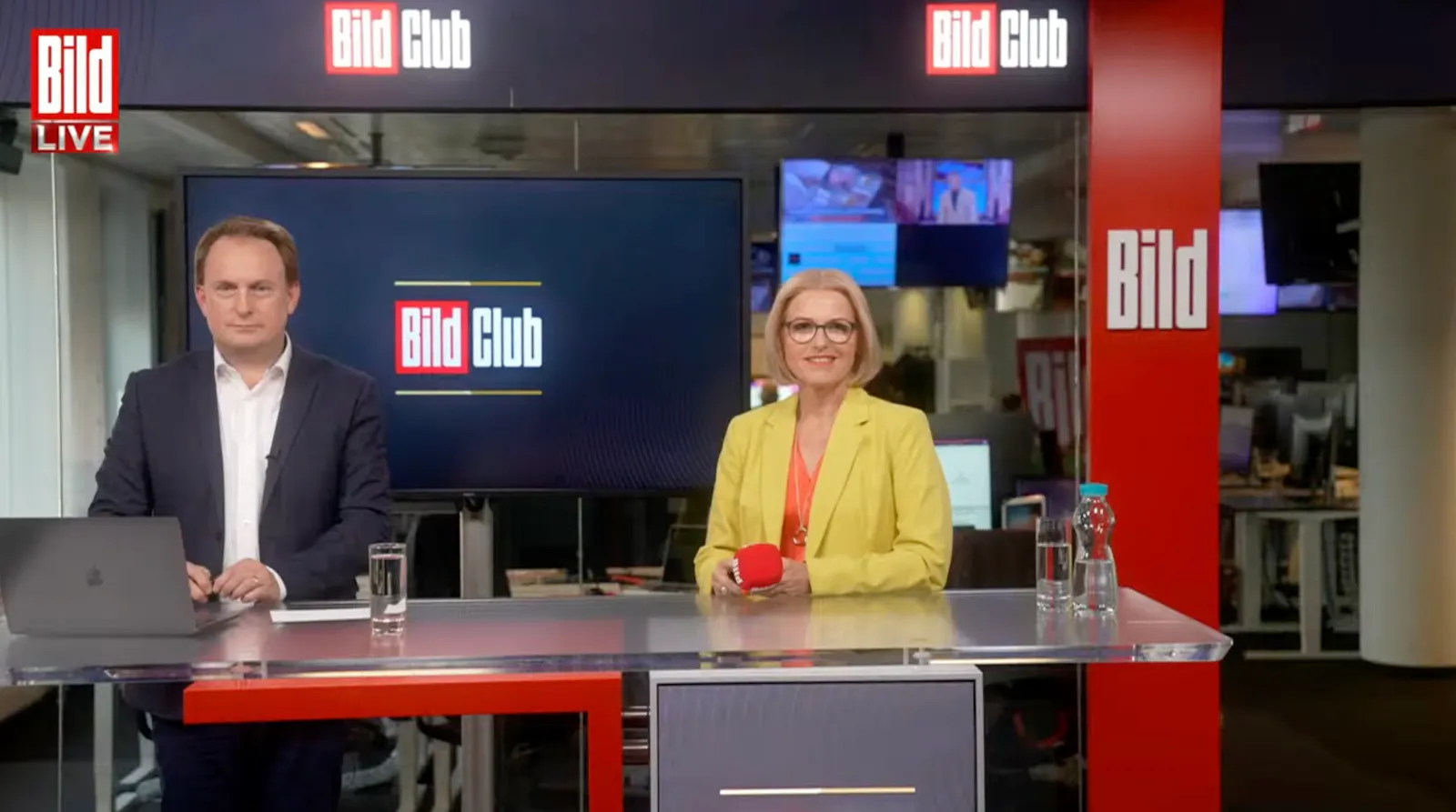 Tanja May (r.) im „Bild“-Studio, neben ihr steht Moderator Frank Ochse.