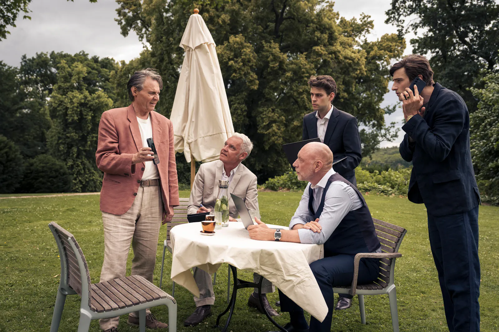 Armin Weber hakt bei Christopher Rosen (Rainer Sellin, 2.v.r.) und Sohn Julius Rosen (Sebastian Schneider, r.) nach // Foto: RTL / Stephan Rabold