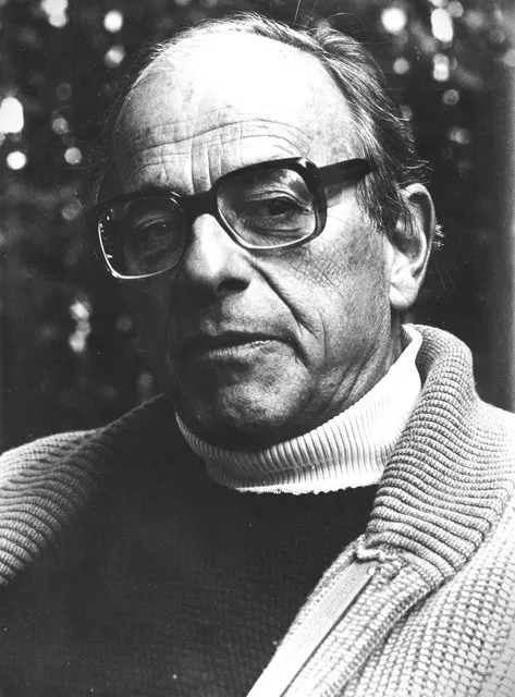 Der Psychiater und Schriftsteller Walter Vogt (1927 - 1988) in einer Schwarz-Weiß-Porträtaufnahme mit Strickjacke und dicker Brille // Foto: privat