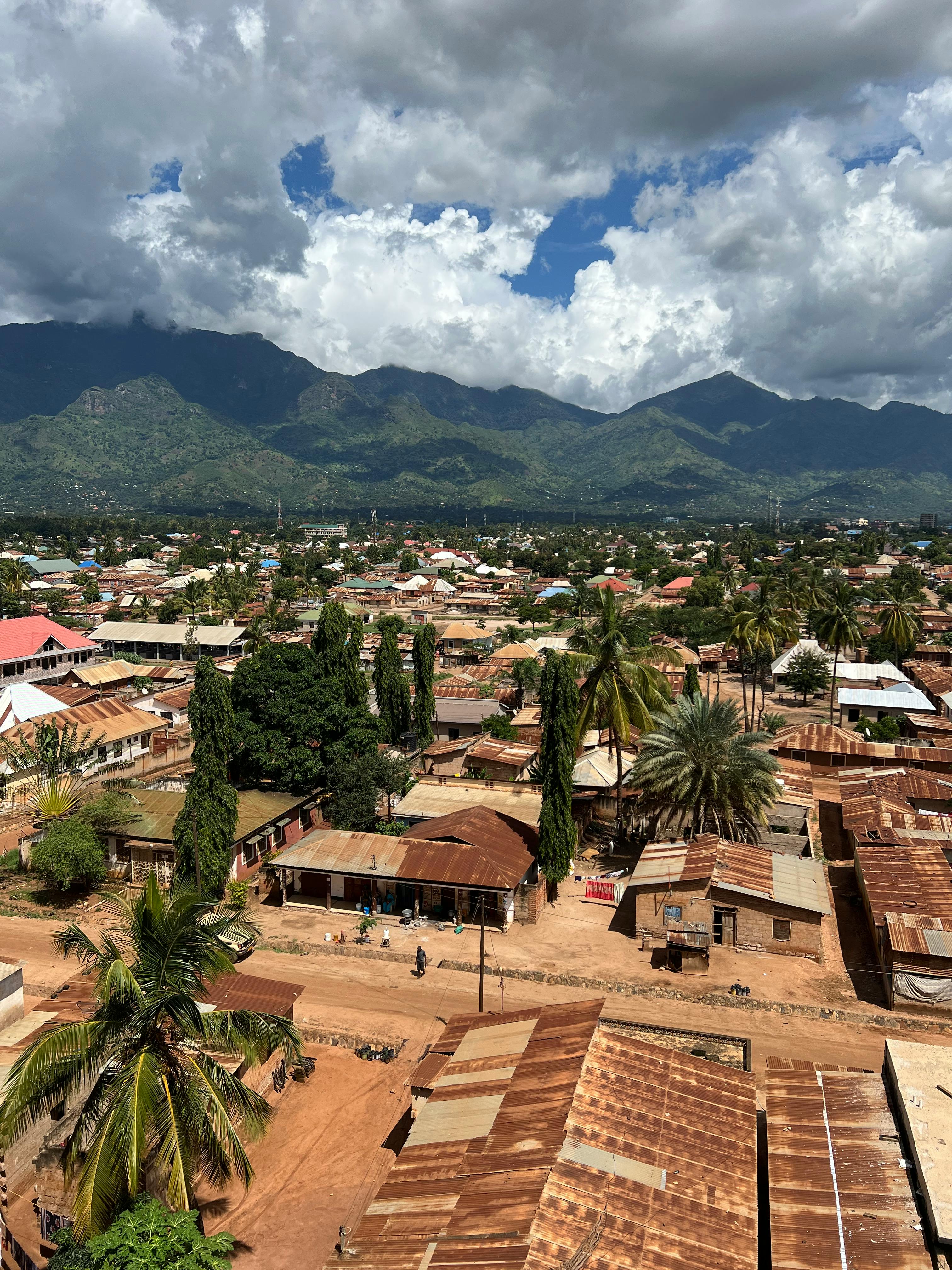 Die Skyline von Morogoro // © Simon Riesche 2023 Knesebeck GmbH & Co. Verlag KG, München