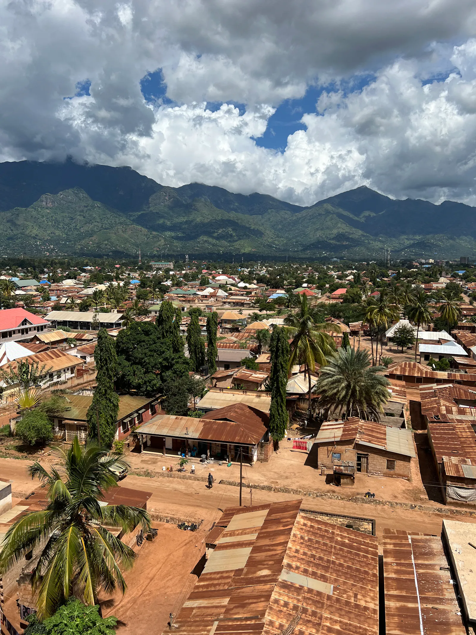 Die Skyline von Morogoro // © Simon Riesche 2023 Knesebeck GmbH & Co. Verlag KG, München