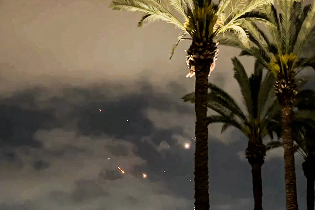 Iranische Drohnen am Himmel hinter Palmen