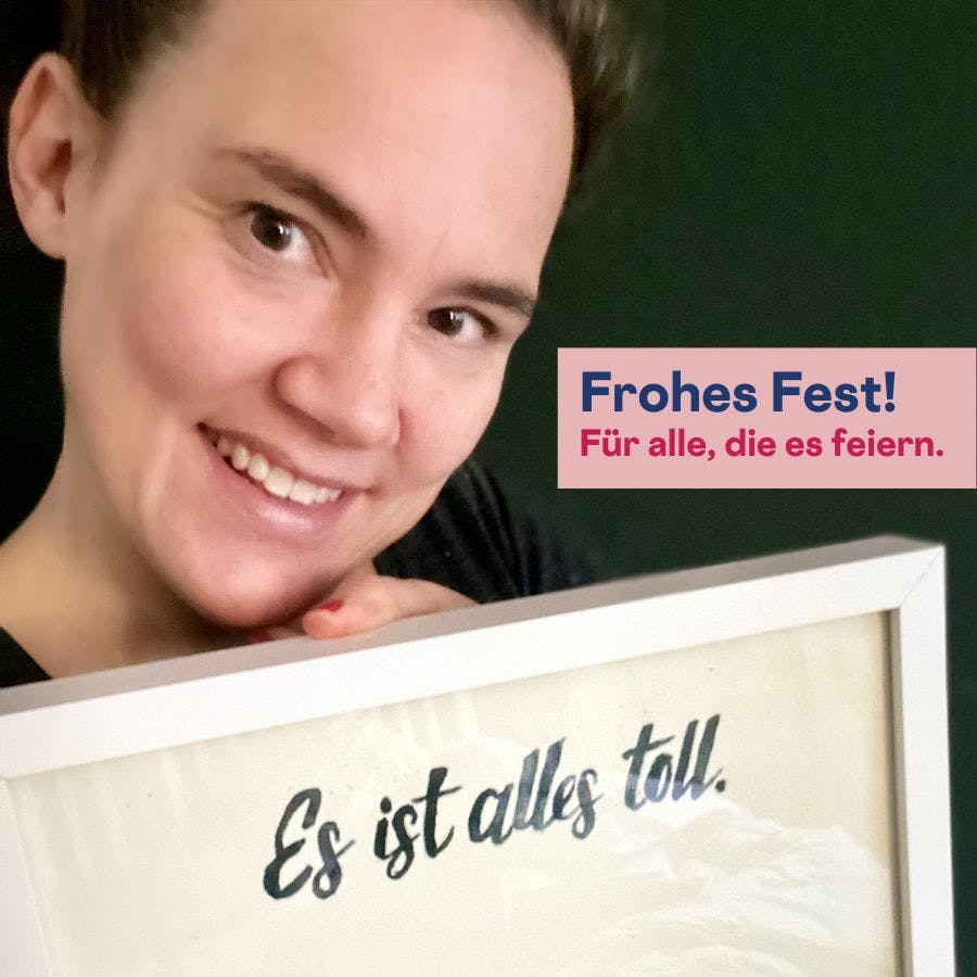 Sharepic mit einem Selfie von mir, ich halte ein Bild, auf dem steht: Es ist alles toll.