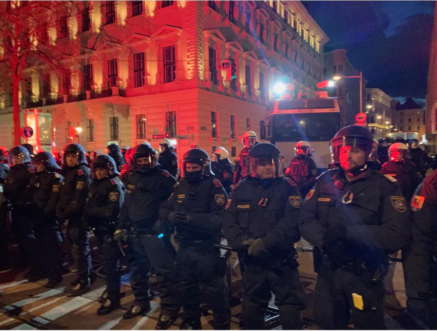 Foto zeigt massives Polizeiaufgebot bei der Gaskonferenz.