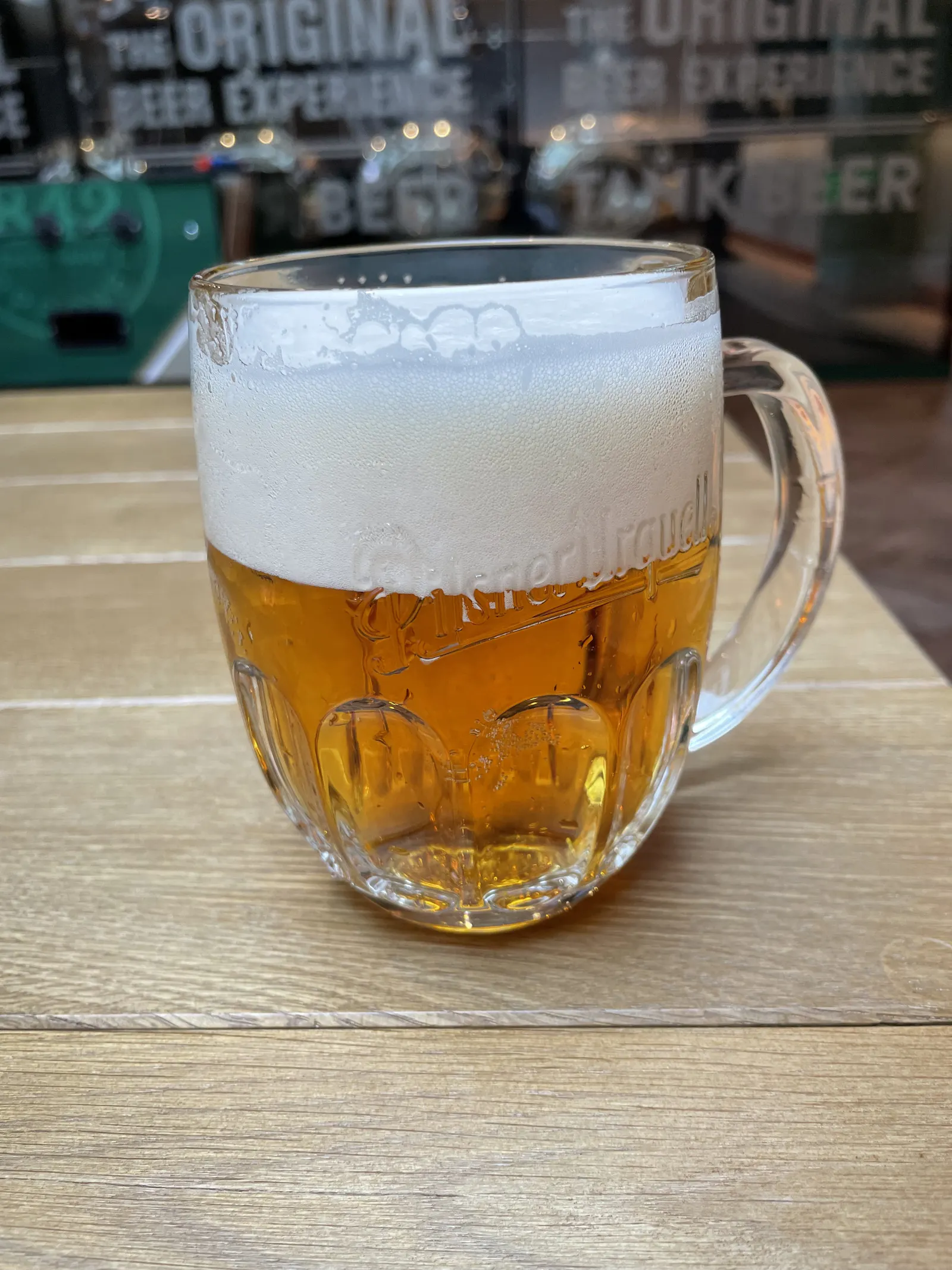 Pilsber Urquell Bier im Pilsner Urquell Glas