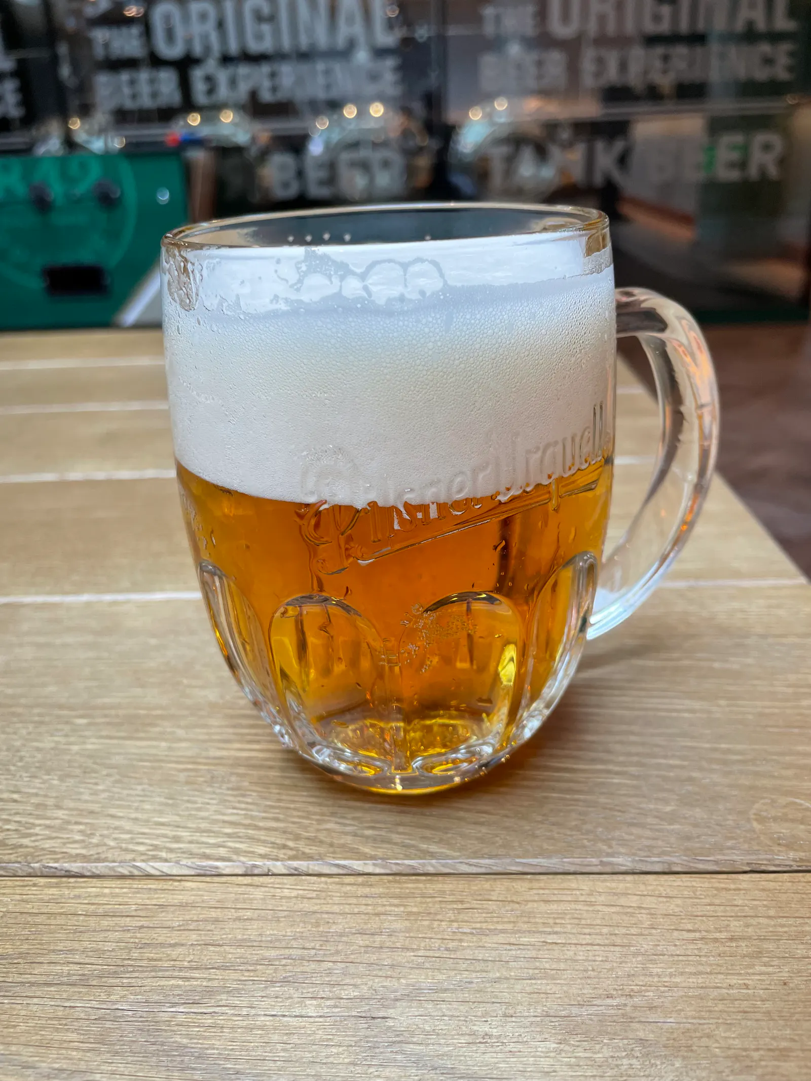 Pilsber Urquell Bier im Pilsner Urquell Glas