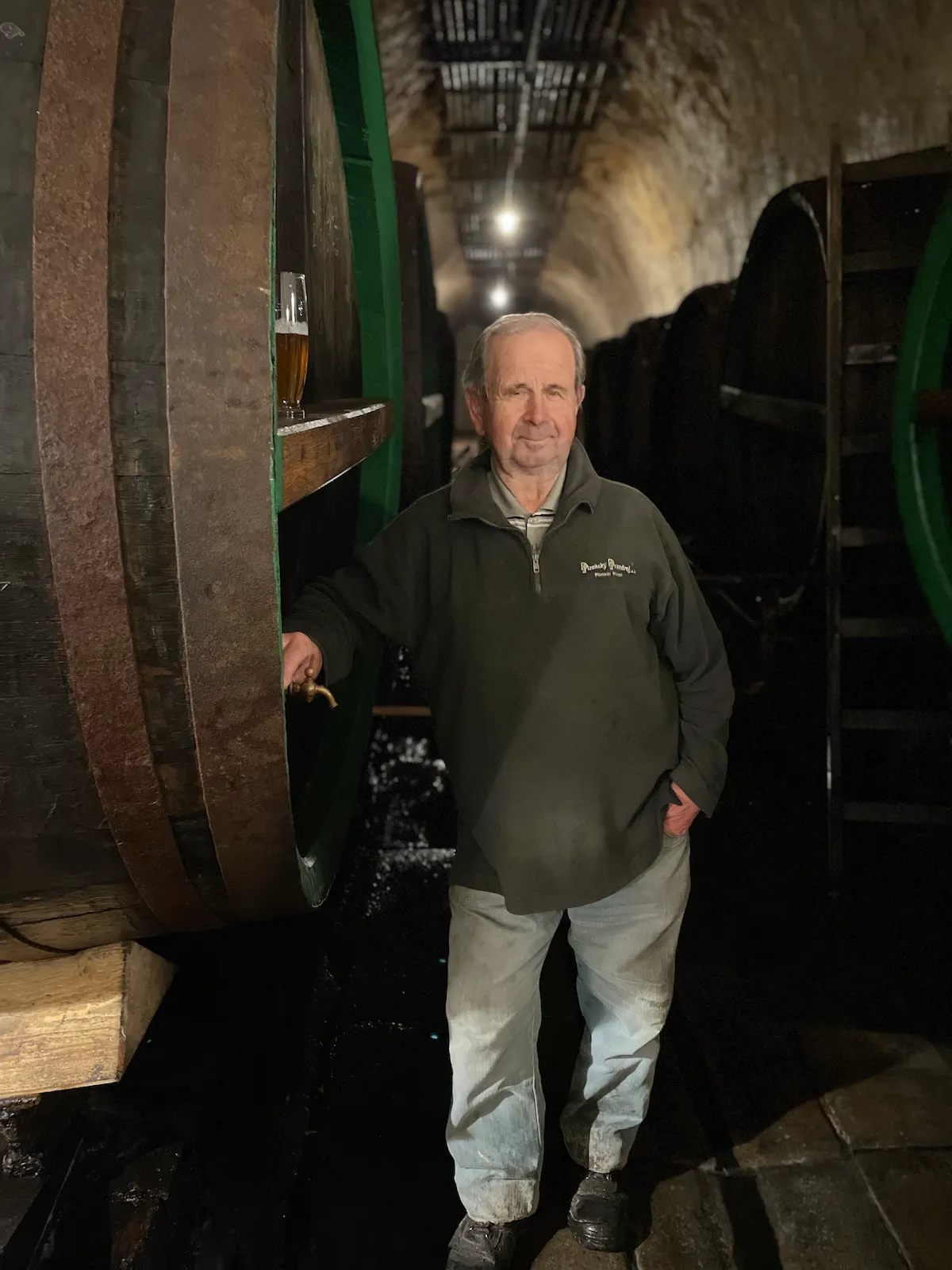 Josef Haller in den Kellergewölben von Pilsner Urquell