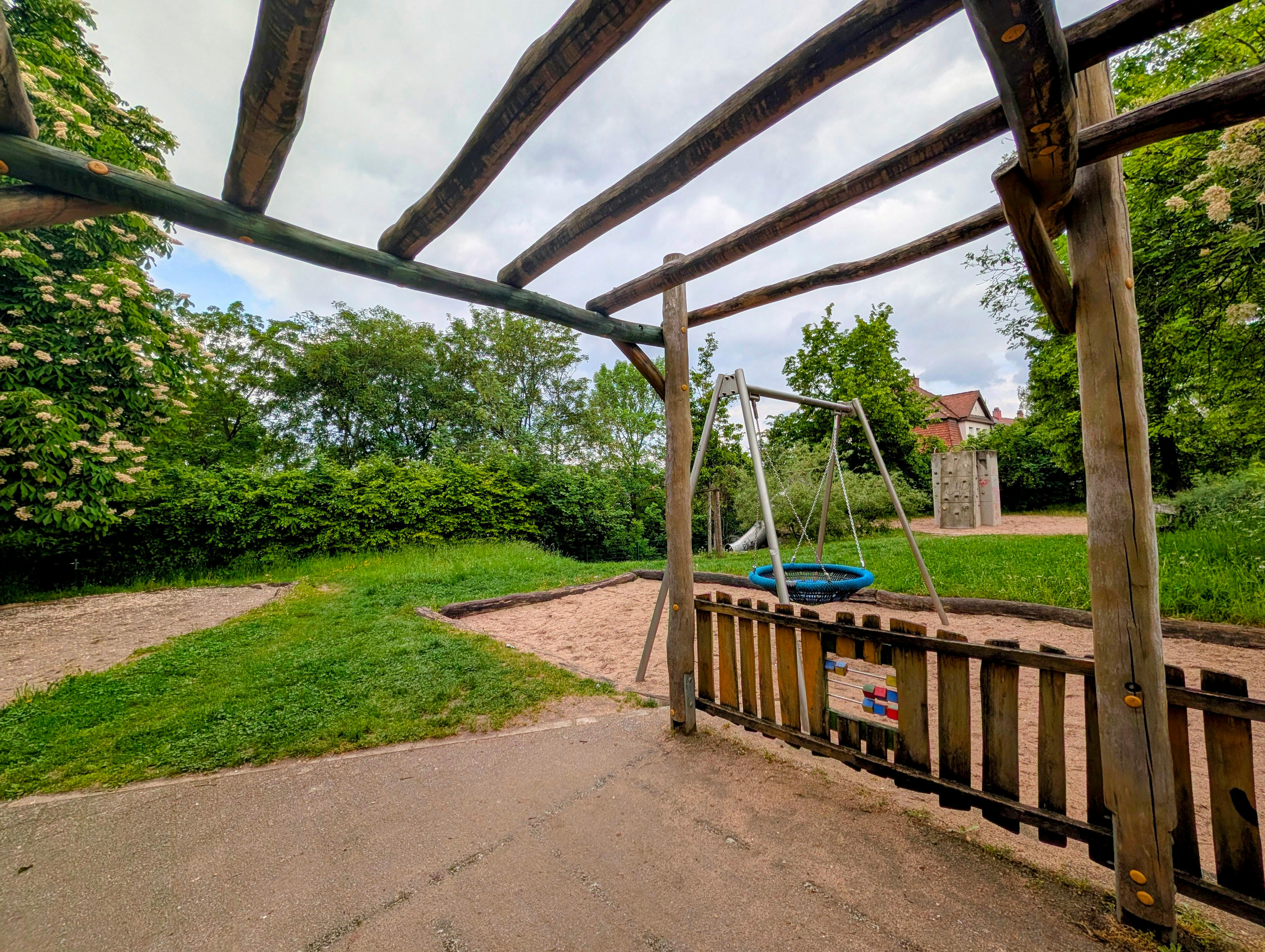 Der Spielplatz hinter Cap-Markt und Caliskan in Stuttgart-Gaisburg ist nicht mehr zeitgemäß und soll umgestaltet werden. Foto: Jürgen Brand