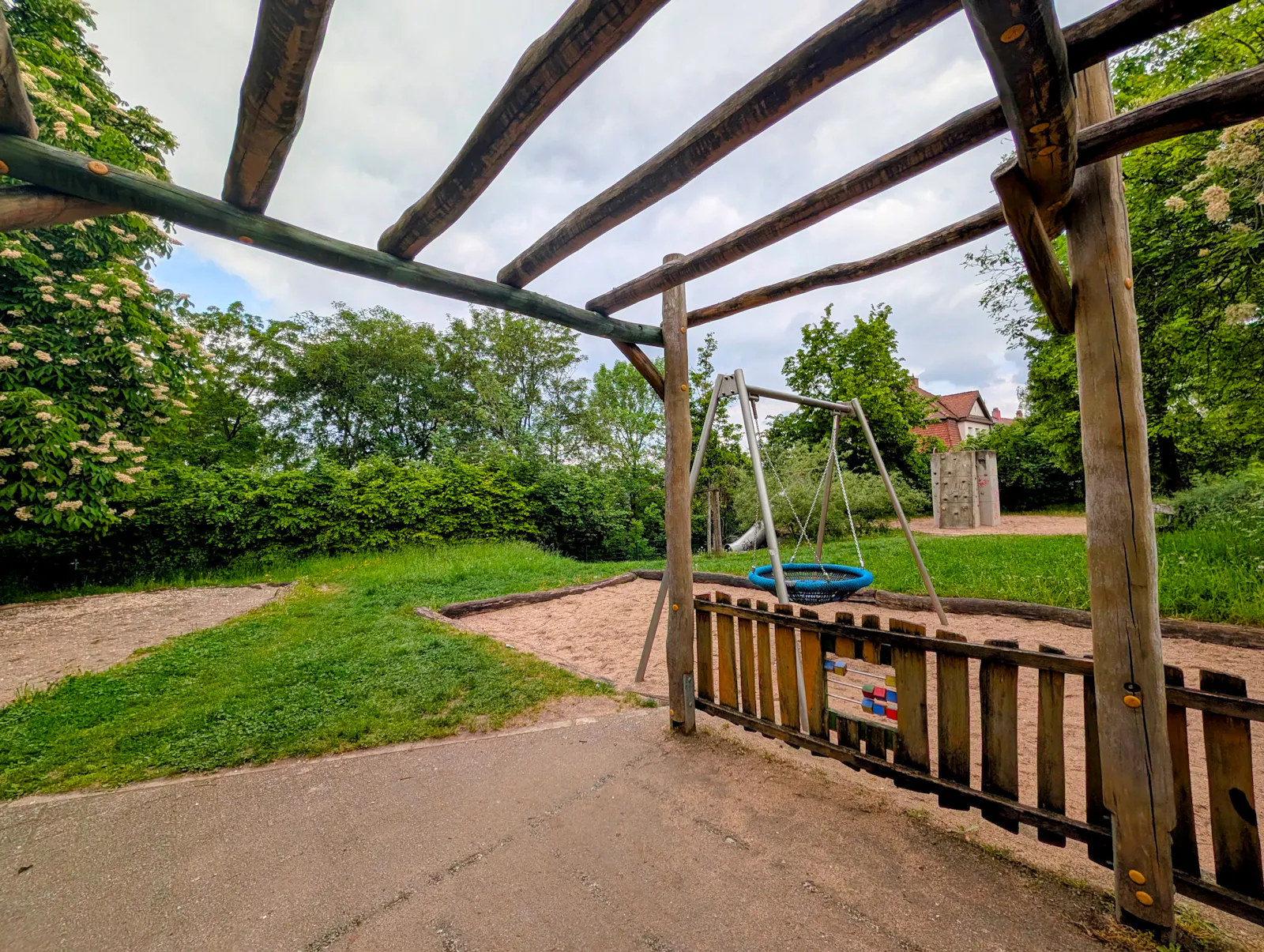 Der Spielplatz hinter Cap-Markt und Caliskan in Stuttgart-Gaisburg ist nicht mehr zeitgemäß und soll umgestaltet werden. Foto: Jürgen Brand